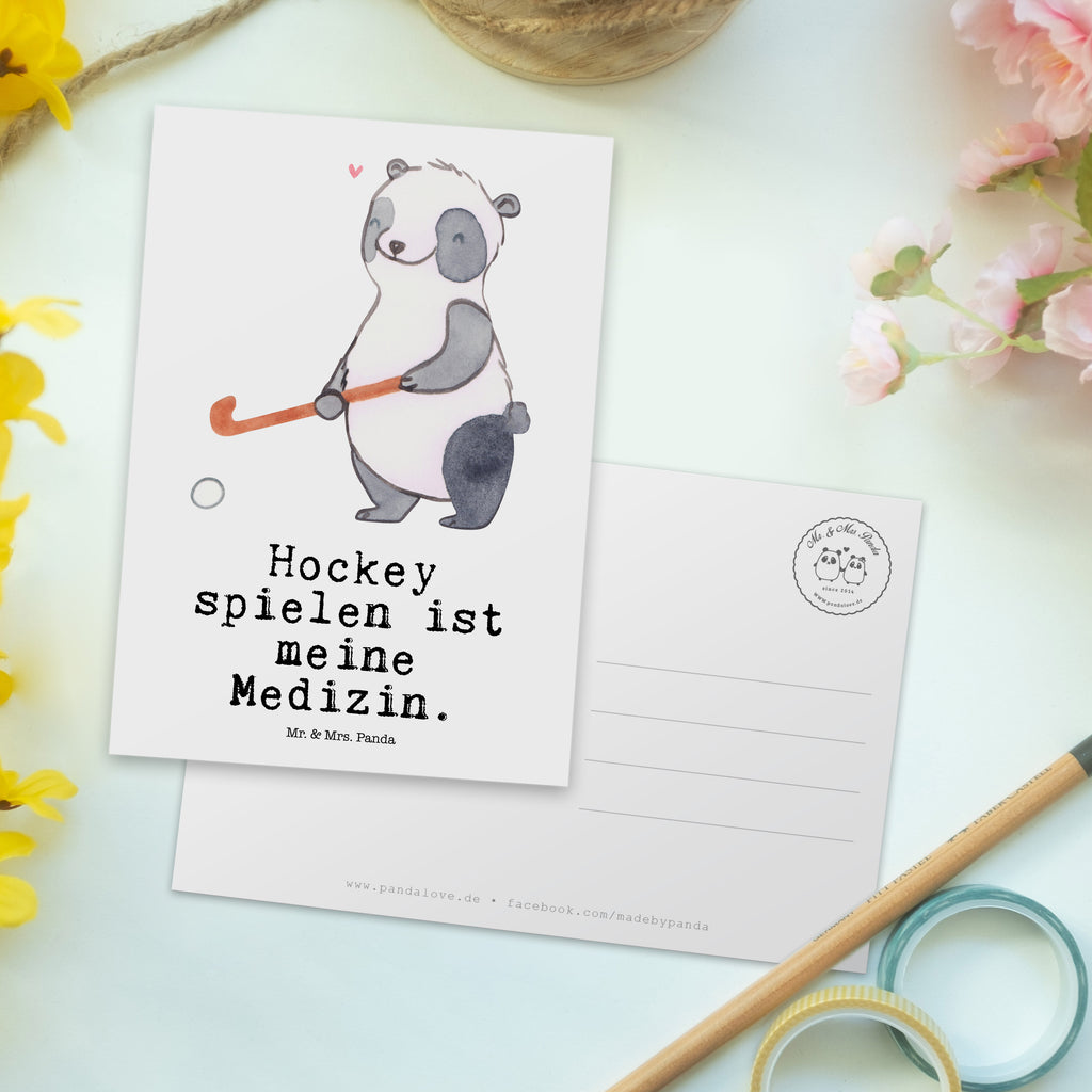 Postkarte Panda Hockey spielen Medizin Geschenkkarte, Grußkarte, Karte, Einladung, Ansichtskarte, Geburtstagskarte, Einladungskarte, Dankeskarte, Geschenk, Sport, Sportart, Hobby, Schenken, Danke, Dankeschön, Auszeichnung, Gewinn, Sportler, Hockey spielen, Feldhockey, Hockeyschläger, Hockey Verein