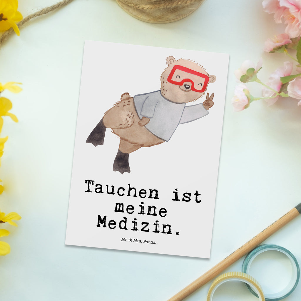 Postkarte Bär Tauchen Medizin Geschenkkarte, Grußkarte, Karte, Einladung, Ansichtskarte, Geburtstagskarte, Einladungskarte, Dankeskarte, Geschenk, Sport, Sportart, Hobby, Schenken, Danke, Dankeschön, Auszeichnung, Gewinn, Sportler, Tauchen, schnorcheln, Tauchgang, Tauchschule, Diving, Dive, Unterwasserabenteuer, Tauchsport, Tiefseetauchen, Tauchausflug, Tauchsafari