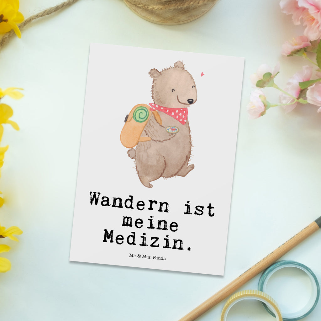 Postkarte Bär Wandern Medizin Geschenkkarte, Grußkarte, Karte, Einladung, Ansichtskarte, Geburtstagskarte, Einladungskarte, Dankeskarte, Geschenk, Sport, Sportart, Hobby, Schenken, Danke, Dankeschön, Auszeichnung, Gewinn, Sportler, Wandern, Bergsteigen, Wintertouren, Outdoor Sport, Freizeitsport, Spazieren, Natur entdecken