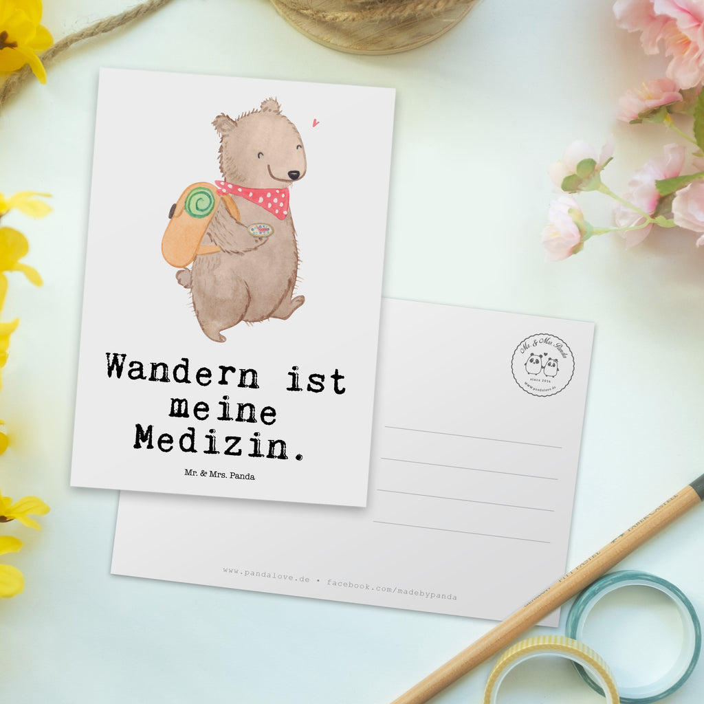 Postkarte Bär Wandern Medizin Geschenkkarte, Grußkarte, Karte, Einladung, Ansichtskarte, Geburtstagskarte, Einladungskarte, Dankeskarte, Geschenk, Sport, Sportart, Hobby, Schenken, Danke, Dankeschön, Auszeichnung, Gewinn, Sportler, Wandern, Bergsteigen, Wintertouren, Outdoor Sport, Freizeitsport, Spazieren, Natur entdecken