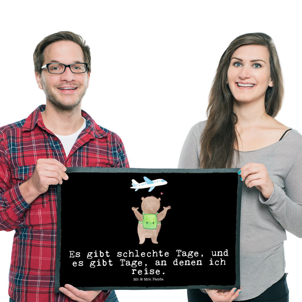 Fußmatte Bär Reisen Tage Türvorleger, Schmutzmatte, Fußabtreter, Matte, Schmutzfänger, Fußabstreifer, Schmutzfangmatte, Türmatte, Motivfußmatte, Haustürmatte, Vorleger, Geschenk, Sport, Sportart, Hobby, Schenken, Danke, Dankeschön, Auszeichnung, Gewinn, Sportler, Reisen, Weltreise, Urlaub, Urlaube, Auslandsjahr, Austauschjahr, Schüleraustausch, Reisegruppe, Reiseveranstalter, Reisebüro