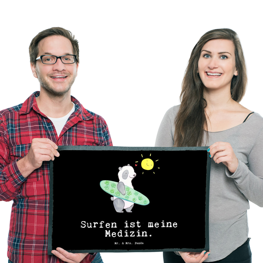 Fußmatte Panda Surfen Medizin Wellenreiten, Surfen, Surfschule, Surfen Erholung Türvorleger, Schmutzmatte, Fußabtreter, Matte, Schmutzfänger, Fußabstreifer, Schmutzfangmatte, Türmatte, Motivfußmatte,  Haustürmatte, Vorleger  Geschenk, Sport, Sportart, Hobby, Schenken, Danke, Dankeschön, Auszeichnung, Gewinn, Sportler