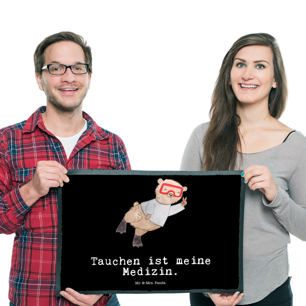 Fußmatte Bär Tauchen Medizin Türvorleger, Schmutzmatte, Fußabtreter, Matte, Schmutzfänger, Fußabstreifer, Schmutzfangmatte, Türmatte, Motivfußmatte, Haustürmatte, Vorleger, Geschenk, Sport, Sportart, Hobby, Schenken, Danke, Dankeschön, Auszeichnung, Gewinn, Sportler, Tauchen, schnorcheln, Tauchgang, Tauchschule, Diving, Dive, Unterwasserabenteuer, Tauchsport, Tiefseetauchen, Tauchausflug, Tauchsafari