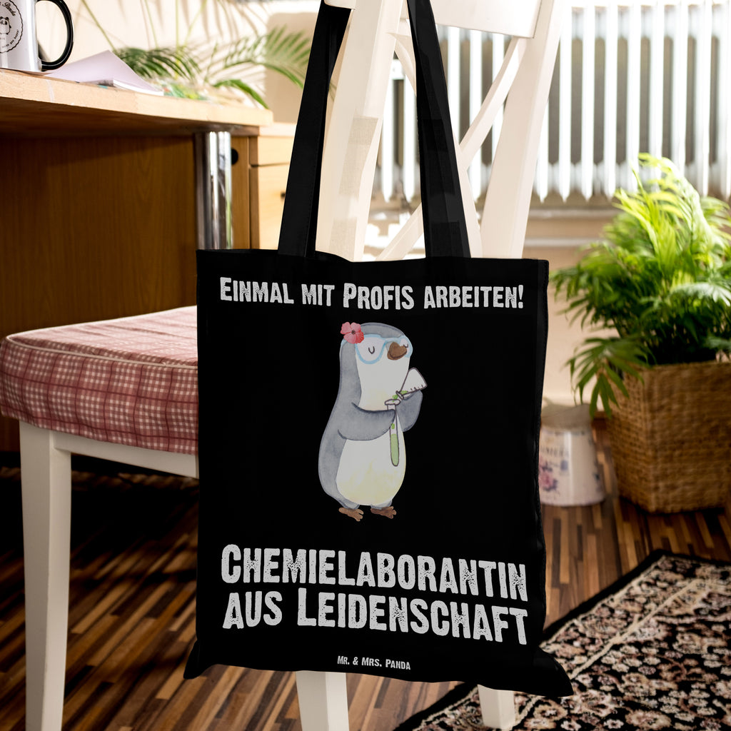 Tragetasche Chemielaborantin aus Leidenschaft Beuteltasche, Beutel, Einkaufstasche, Jutebeutel, Stoffbeutel, Beruf, Ausbildung, Jubiläum, Abschied, Rente, Kollege, Kollegin, Geschenk, Schenken, Arbeitskollege, Mitarbeiter, Firma, Danke, Dankeschön, Chemikerin, Chemielaborantin, Naturwissenschaftlerin, Labor, Studium, Forschung, Wissenschaftlerin