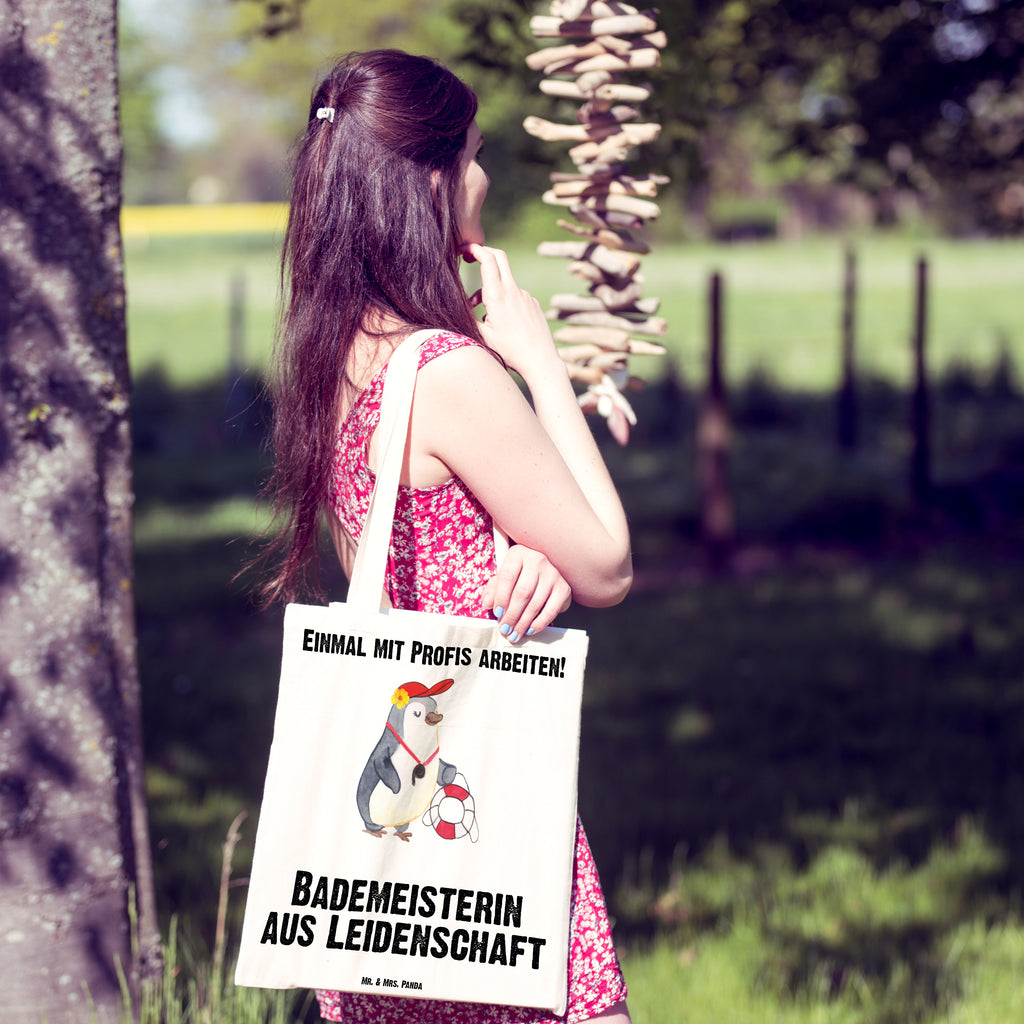 Tragetasche Bademeisterin aus Leidenschaft Beuteltasche, Beutel, Einkaufstasche, Jutebeutel, Stoffbeutel, Beruf, Ausbildung, Jubiläum, Abschied, Rente, Kollege, Kollegin, Geschenk, Schenken, Arbeitskollege, Mitarbeiter, Firma, Danke, Dankeschön, Bademeisterin, Rettungsschwimmerin, Schwimmmeisterin, Schwimmbad, Freibad, Badeanstalt, Schwimmverein, Schwimmschule