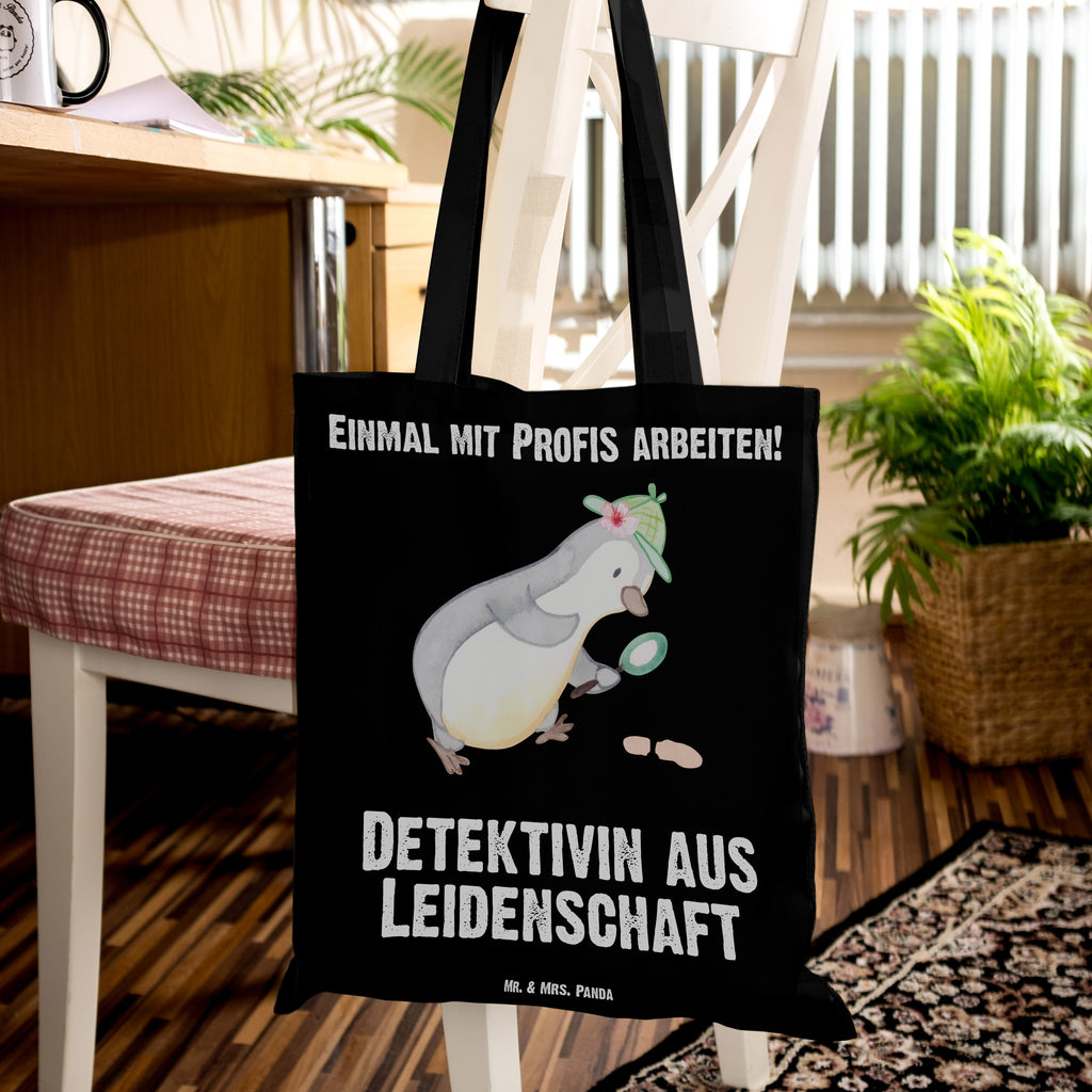 Tragetasche Detektivin aus Leidenschaft Beuteltasche, Beutel, Einkaufstasche, Jutebeutel, Stoffbeutel, Beruf, Ausbildung, Jubiläum, Abschied, Rente, Kollege, Kollegin, Geschenk, Schenken, Arbeitskollege, Mitarbeiter, Firma, Danke, Dankeschön, Detektivin, Ermittlerin, Agentin, Privatdetektei, Berufsdetektivin, Wirtschaftsdetektei, Detektivausbildung, Spurensuche