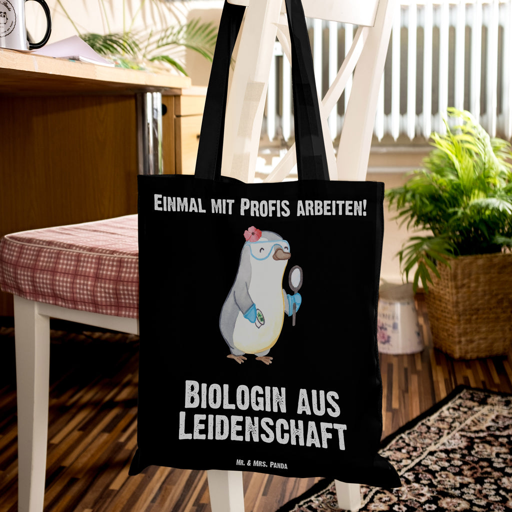 Tragetasche Biologin aus Leidenschaft Beuteltasche, Beutel, Einkaufstasche, Jutebeutel, Stoffbeutel, Beruf, Ausbildung, Jubiläum, Abschied, Rente, Kollege, Kollegin, Geschenk, Schenken, Arbeitskollege, Mitarbeiter, Firma, Danke, Dankeschön, Biologin, Biologie, Naturwissenschaftlerin, Labor, Studium, Bachelor, Master
