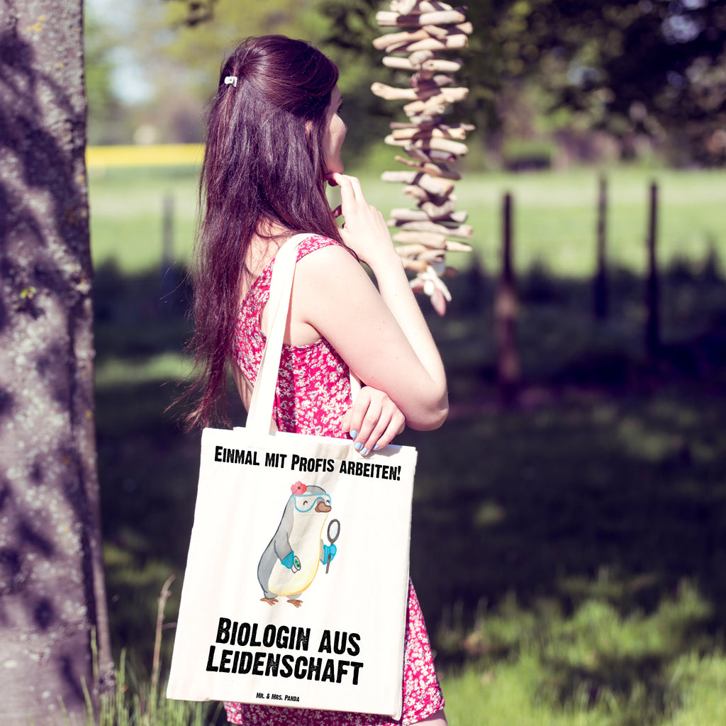 Tragetasche Biologin aus Leidenschaft Beuteltasche, Beutel, Einkaufstasche, Jutebeutel, Stoffbeutel, Beruf, Ausbildung, Jubiläum, Abschied, Rente, Kollege, Kollegin, Geschenk, Schenken, Arbeitskollege, Mitarbeiter, Firma, Danke, Dankeschön, Biologin, Biologie, Naturwissenschaftlerin, Labor, Studium, Bachelor, Master