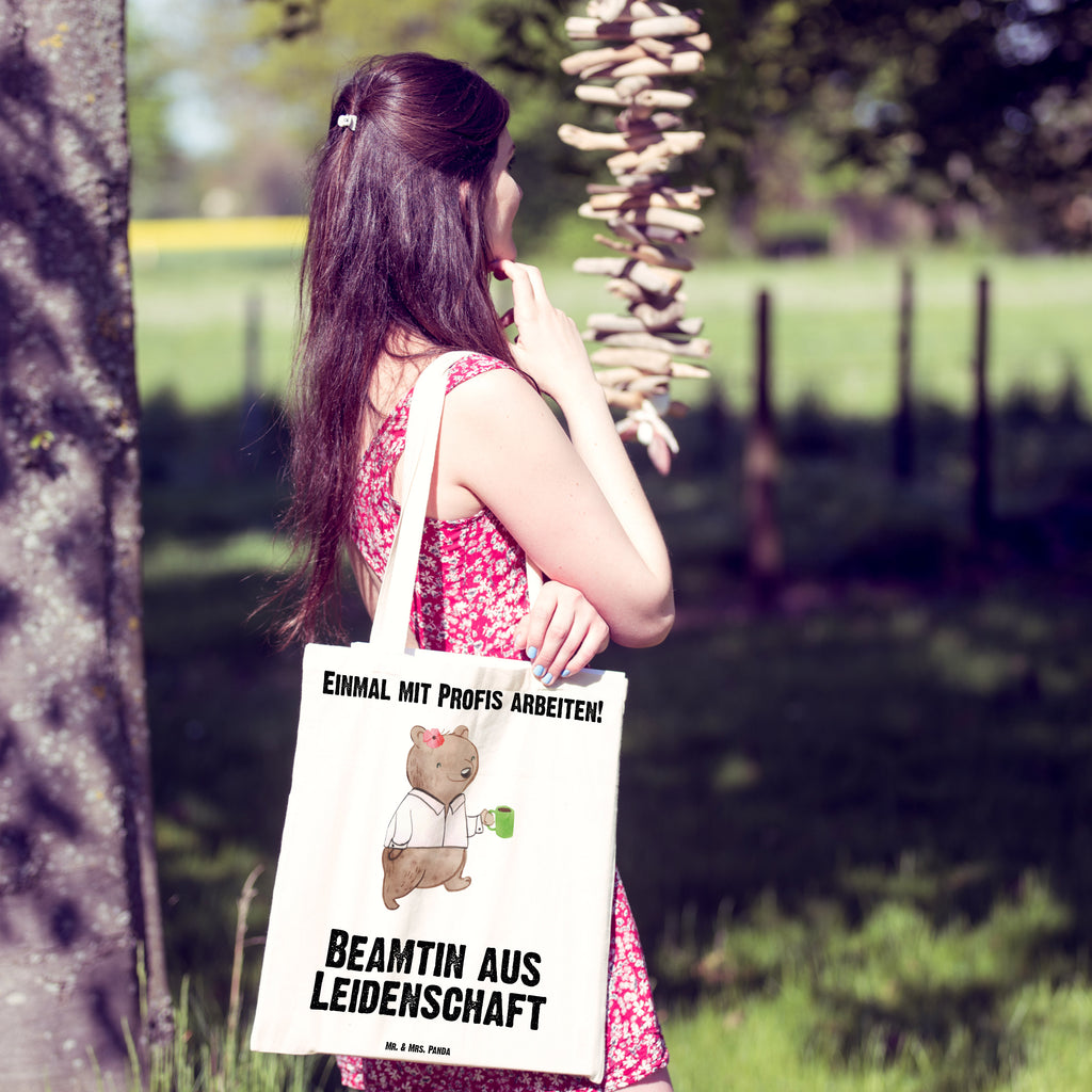 Tragetasche Beamtin aus Leidenschaft Beuteltasche, Beutel, Einkaufstasche, Jutebeutel, Stoffbeutel, Beruf, Ausbildung, Jubiläum, Abschied, Rente, Kollege, Kollegin, Geschenk, Schenken, Arbeitskollege, Mitarbeiter, Firma, Danke, Dankeschön, Beamte, Verbeamtung, Beamtentum, öffentlicher Dienst, Studium, Amt
