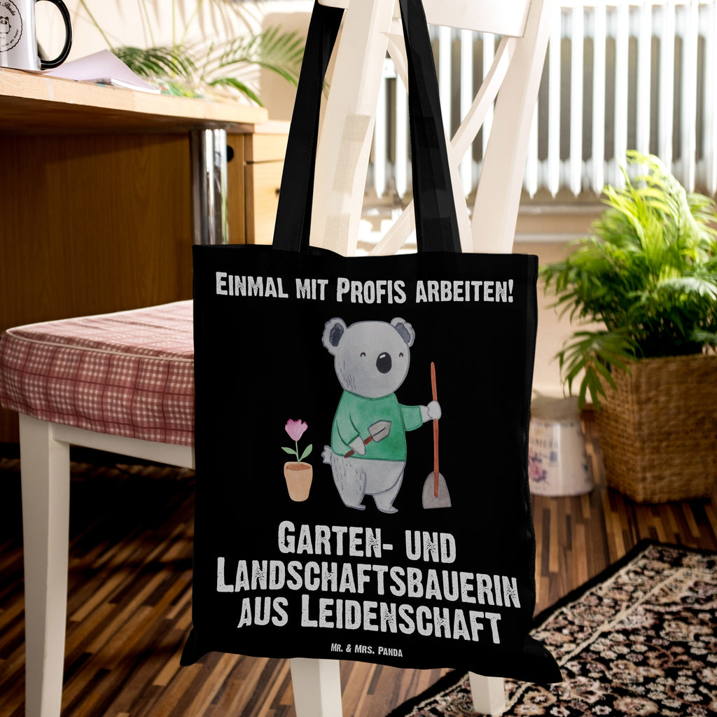 Tragetasche Garten- und Landschaftsbauerin aus Leidenschaft Beuteltasche, Beutel, Einkaufstasche, Jutebeutel, Stoffbeutel, Beruf, Ausbildung, Jubiläum, Abschied, Rente, Kollege, Kollegin, Geschenk, Schenken, Arbeitskollege, Mitarbeiter, Firma, Danke, Dankeschön, Gärtnerin, Gartenplaner, Gärtnerei, Gartenbau, Hobbygärtnerin, Garten- und Landschaftsbauerin
