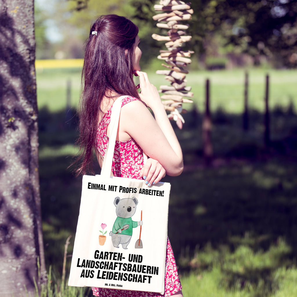 Tragetasche Garten- und Landschaftsbauerin aus Leidenschaft Beuteltasche, Beutel, Einkaufstasche, Jutebeutel, Stoffbeutel, Beruf, Ausbildung, Jubiläum, Abschied, Rente, Kollege, Kollegin, Geschenk, Schenken, Arbeitskollege, Mitarbeiter, Firma, Danke, Dankeschön, Gärtnerin, Gartenplaner, Gärtnerei, Gartenbau, Hobbygärtnerin, Garten- und Landschaftsbauerin