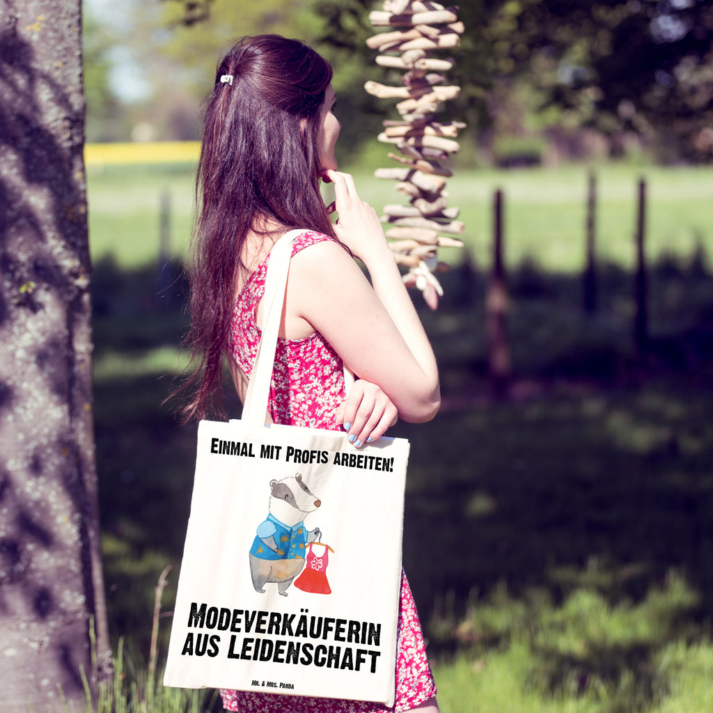 Tragetasche Modeverkäuferin aus Leidenschaft Beuteltasche, Beutel, Einkaufstasche, Jutebeutel, Stoffbeutel, Beruf, Ausbildung, Jubiläum, Abschied, Rente, Kollege, Kollegin, Geschenk, Schenken, Arbeitskollege, Mitarbeiter, Firma, Danke, Dankeschön, Modeverkäuferin, Verkäuferin, Fashion Store
