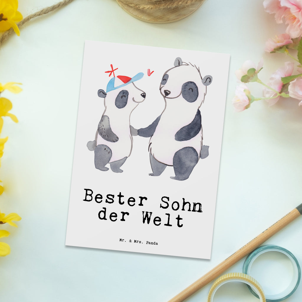 Postkarte Panda Bester Sohn der Welt Geschenkkarte, Grußkarte, Karte, Einladung, Ansichtskarte, Geburtstagskarte, Einladungskarte, Dankeskarte, für, Dankeschön, Geschenk, Schenken, Geburtstag, Geburtstagsgeschenk, Geschenkidee, Danke, Bedanken, Mitbringsel, Freude machen, Geschenktipp, Sohn, Sohnemann, Söhnchen, Bube, Bub, Nachwuchs, Nachkomme, Kind, Familie, Vater, Belohnung
