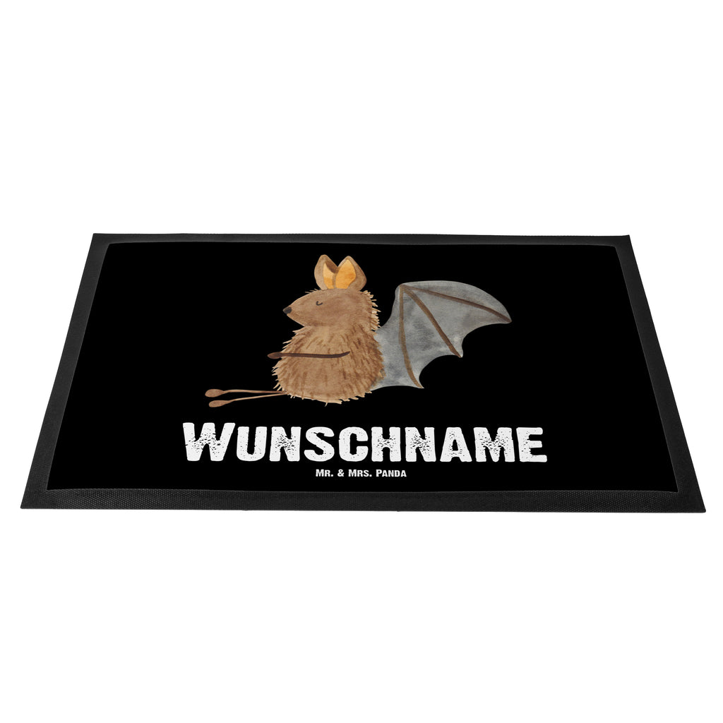 Personalisierte Fußmatte Fledermaus sitzend Personalisierte Fußmatte, Fußmatte mit Namen, Personalisieruung, Personalisiert, Fußmatte bedrucken, Türvorleger mit Namen, Haustürmatte personalisiert, Namensfussmatte, Wunschnamen, Bedrucken, Türvorleger personalisiert, süße Tiermotive, gute Laune, lustige Sprüche, Tiere, Fledermaus, Fledermäuse, Motivation, entspannen
