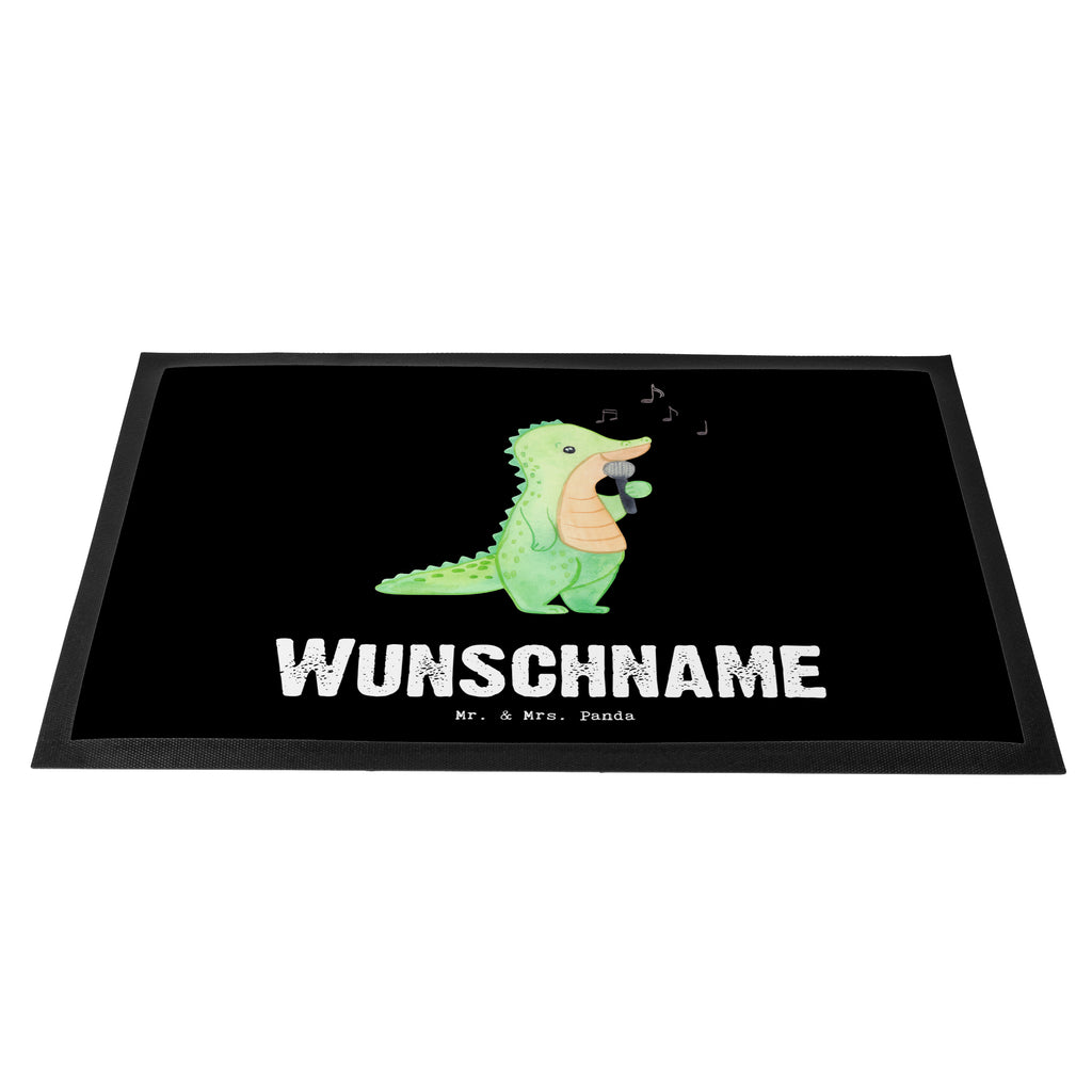 Personalisierte Fußmatte Krokodil Singen Tage Personalisierte Fußmatte, Fußmatte mit Namen, Personalisieruung, Personalisiert, Fußmatte bedrucken, Türvorleger mit Namen, Haustürmatte personalisiert, Namensfussmatte, Wunschnamen, Bedrucken, Türvorleger personalisiert, Geschenk, Sport, Sportart, Hobby, Schenken, Danke, Dankeschön, Auszeichnung, Gewinn, Sportler, Singen, Band, Live Auftritt, Gesang, Hobbysänger