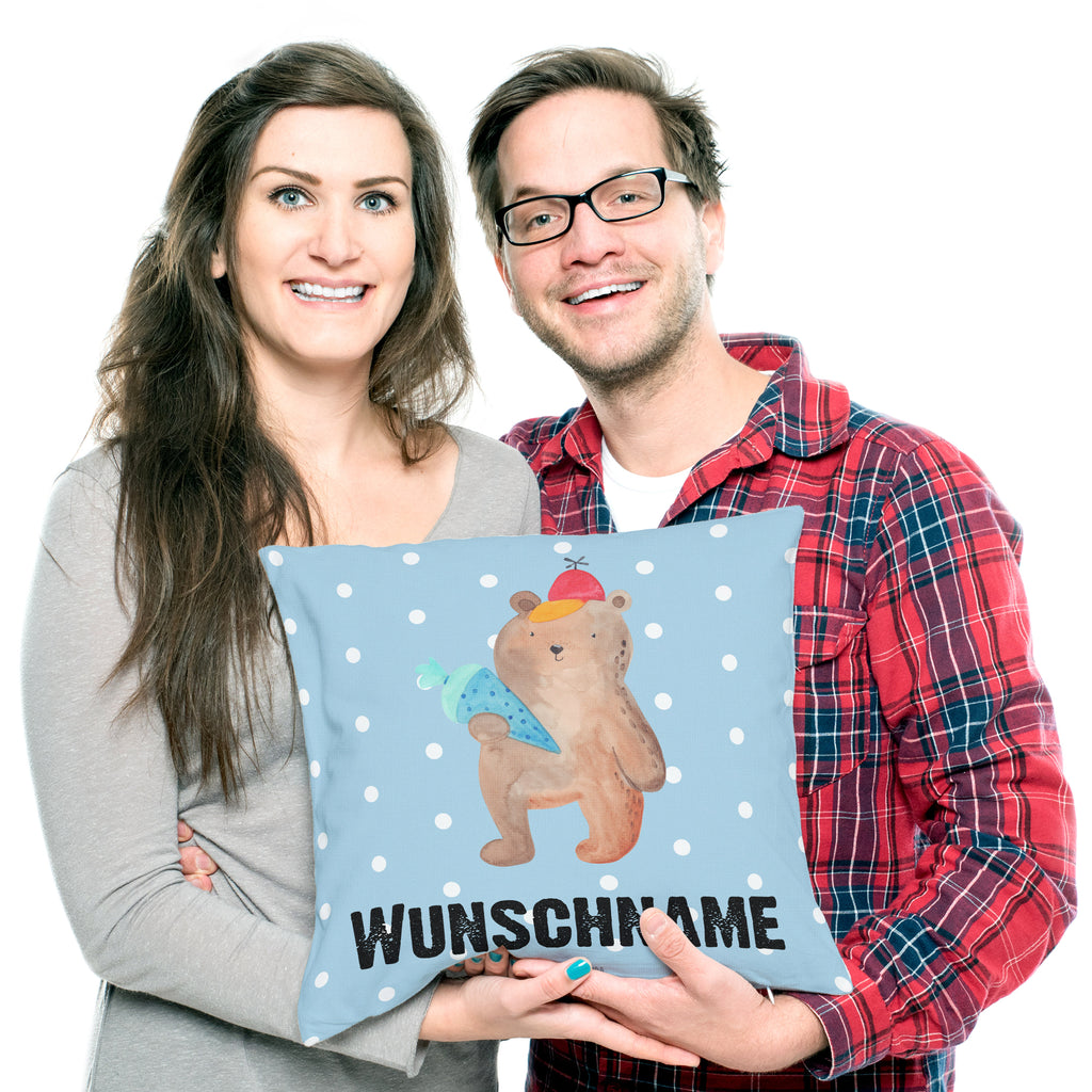 Personalisiertes Kissen Bär mit Schultüte Kissen, personalisiert, Name, Wunschname, bedrucken, Kopfkissen, Bär, Teddy, Teddybär, Bär Motiv, Schultüte, Erster Schultag Geschenk, Einschulung Geschenk, Schule Geschenk, Grundschule, Schulanfang, Schulbeginn