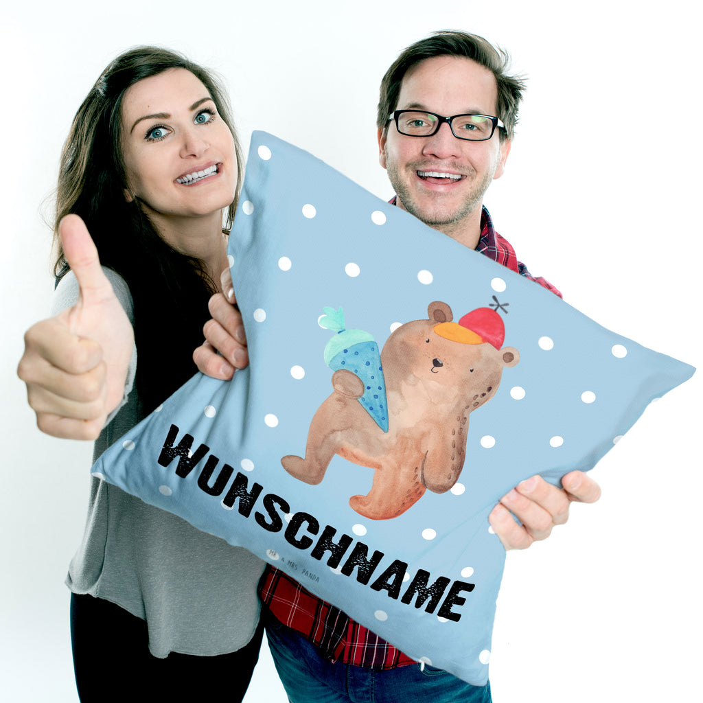 Personalisiertes Kissen Bär mit Schultüte Kissen, personalisiert, Name, Wunschname, bedrucken, Kopfkissen, Bär, Teddy, Teddybär, Bär Motiv, Schultüte, Erster Schultag Geschenk, Einschulung Geschenk, Schule Geschenk, Grundschule, Schulanfang, Schulbeginn
