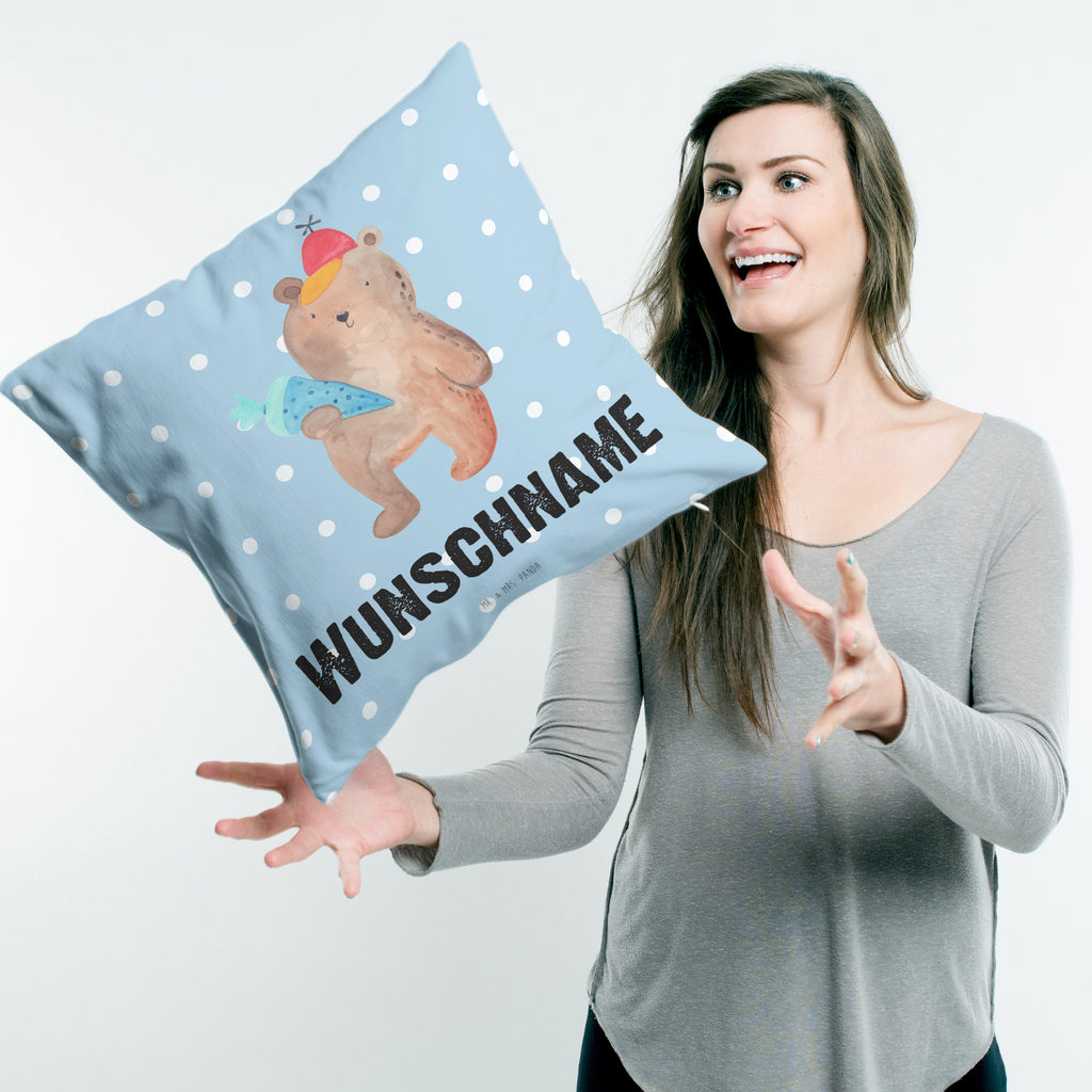 Personalisiertes Kissen Bär mit Schultüte Kissen, personalisiert, Name, Wunschname, bedrucken, Kopfkissen, Bär, Teddy, Teddybär, Bär Motiv, Schultüte, Erster Schultag Geschenk, Einschulung Geschenk, Schule Geschenk, Grundschule, Schulanfang, Schulbeginn