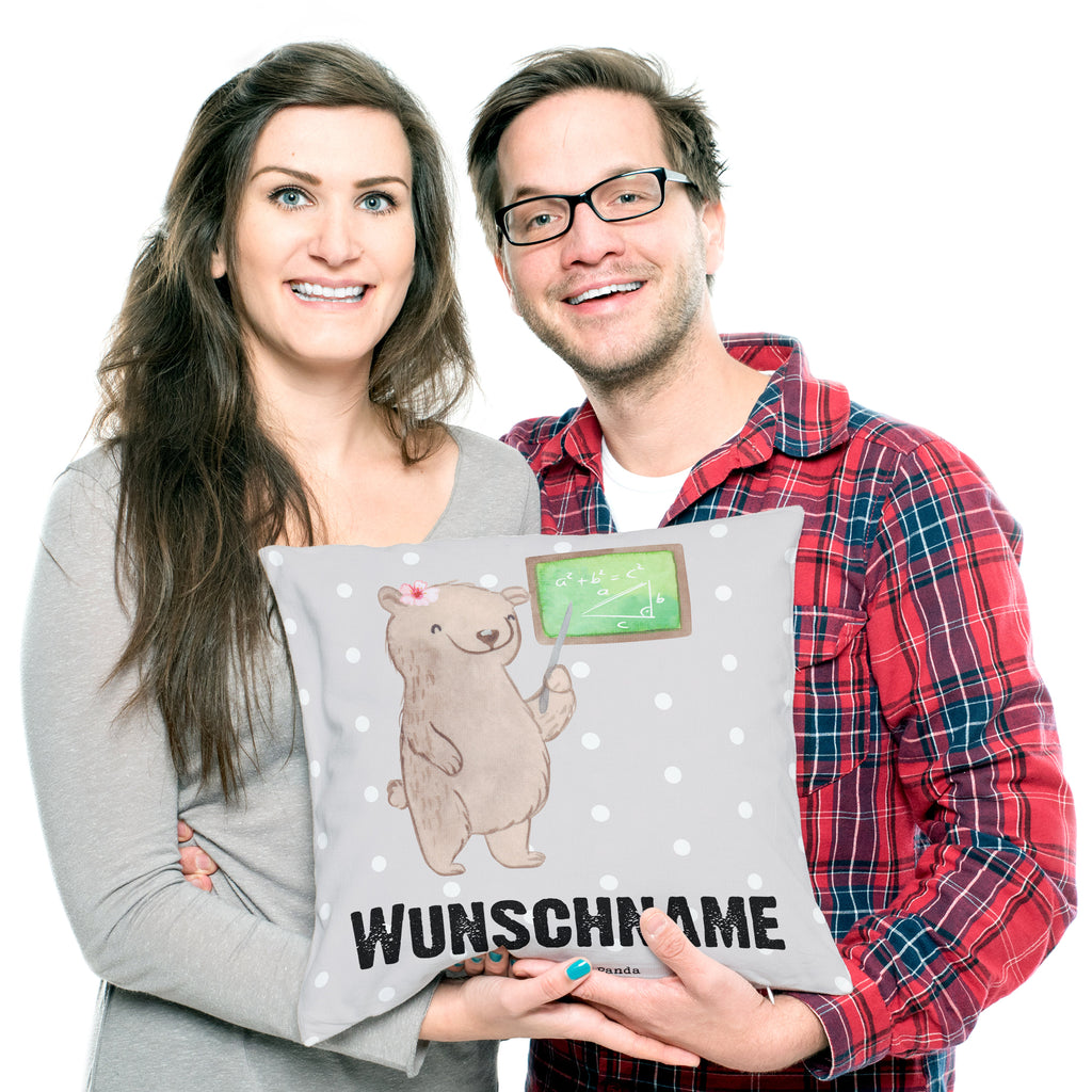 Personalisiertes Kissen Mathematiklehrerin mit Herz Kissen, personalisiert, Name, Wunschname, bedrucken, Kopfkissen, Beruf, Ausbildung, Jubiläum, Abschied, Rente, Kollege, Kollegin, Geschenk, Schenken, Arbeitskollege, Mitarbeiter, Firma, Danke, Dankeschön, Mathematiklehrerin, Lehramtstudent, Referendariat, Mathelehrerin, Matheunterricht, Mathe, Lehrer
