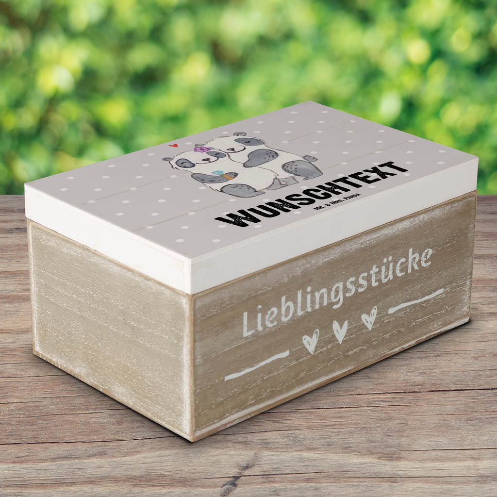 Personalisierte Holzkiste Panda Beste Verlobte der Welt Holzkiste mit Namen, Kiste mit Namen, Schatzkiste mit Namen, Truhe mit Namen, Schatulle mit Namen, Erinnerungsbox mit Namen, Erinnerungskiste, mit Namen, Dekokiste mit Namen, Aufbewahrungsbox mit Namen, Holzkiste Personalisiert, Kiste Personalisiert, Schatzkiste Personalisiert, Truhe Personalisiert, Schatulle Personalisiert, Erinnerungsbox Personalisiert, Erinnerungskiste Personalisiert, Dekokiste Personalisiert, Aufbewahrungsbox Personalisiert, für, Dankeschön, Geschenk, Schenken, Geburtstag, Geburtstagsgeschenk, Geschenkidee, Danke, Bedanken, Mitbringsel, Freude machen, Geschenktipp, Verlobte, Verloben, Verlobung, Traumfrau, Frau, Freundin, Ehefrau, Zukünftige, Hochzeit, Ehe