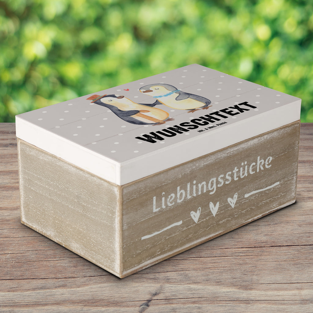 Personalisierte Holzkiste Pinguin Beste Großeltern der Welt Holzkiste mit Namen, Kiste mit Namen, Schatzkiste mit Namen, Truhe mit Namen, Schatulle mit Namen, Erinnerungsbox mit Namen, Erinnerungskiste, mit Namen, Dekokiste mit Namen, Aufbewahrungsbox mit Namen, Holzkiste Personalisiert, Kiste Personalisiert, Schatzkiste Personalisiert, Truhe Personalisiert, Schatulle Personalisiert, Erinnerungsbox Personalisiert, Erinnerungskiste Personalisiert, Dekokiste Personalisiert, Aufbewahrungsbox Personalisiert, für, Dankeschön, Geschenk, Schenken, Geburtstag, Geburtstagsgeschenk, Geschenkidee, Danke, Bedanken, Mitbringsel, Freude machen, Geschenktipp, Großeltern, Grosseltern, Großmutter, Großvater, Opa, Omi, Oma, Opi. Großpapa, Großmama, Enkel, Enkelin, Enkelkind, Kleinigkeit, Omma, Ommi, Oppa, Oppi, Bester