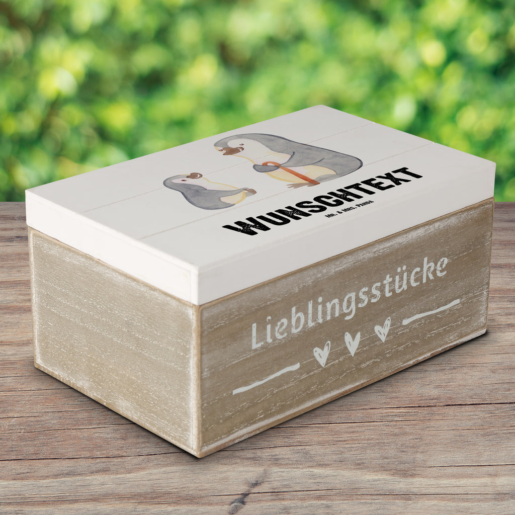Personalisierte Holzkiste Pinguin Bester Großvater der Welt Holzkiste mit Namen, Kiste mit Namen, Schatzkiste mit Namen, Truhe mit Namen, Schatulle mit Namen, Erinnerungsbox mit Namen, Erinnerungskiste, mit Namen, Dekokiste mit Namen, Aufbewahrungsbox mit Namen, Holzkiste Personalisiert, Kiste Personalisiert, Schatzkiste Personalisiert, Truhe Personalisiert, Schatulle Personalisiert, Erinnerungsbox Personalisiert, Erinnerungskiste Personalisiert, Dekokiste Personalisiert, Aufbewahrungsbox Personalisiert, für, Dankeschön, Geschenk, Schenken, Geburtstag, Geburtstagsgeschenk, Geschenkidee, Danke, Bedanken, Mitbringsel, Freude machen, Geschenktipp, Großvater, Grossvater, Opa, Opi. Großpapa, Großeltern, Enkel, Enkelin, Enkelkind, Kleinigkeit, Oppa, Oppi, Bester