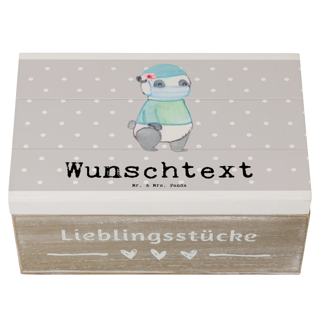 Personalisierte Holzkiste Chirurgin mit Herz Holzkiste mit Namen, Kiste mit Namen, Schatzkiste mit Namen, Truhe mit Namen, Schatulle mit Namen, Erinnerungsbox mit Namen, Erinnerungskiste, mit Namen, Dekokiste mit Namen, Aufbewahrungsbox mit Namen, Holzkiste Personalisiert, Kiste Personalisiert, Schatzkiste Personalisiert, Truhe Personalisiert, Schatulle Personalisiert, Erinnerungsbox Personalisiert, Erinnerungskiste Personalisiert, Dekokiste Personalisiert, Aufbewahrungsbox Personalisiert, Beruf, Ausbildung, Jubiläum, Abschied, Rente, Kollege, Kollegin, Geschenk, Schenken, Arbeitskollege, Mitarbeiter, Firma, Danke, Dankeschön, Chirurgin, Unfallchirurgini, Notfallchirurgin, Krankenhaus, Ärztin, Medizinerin