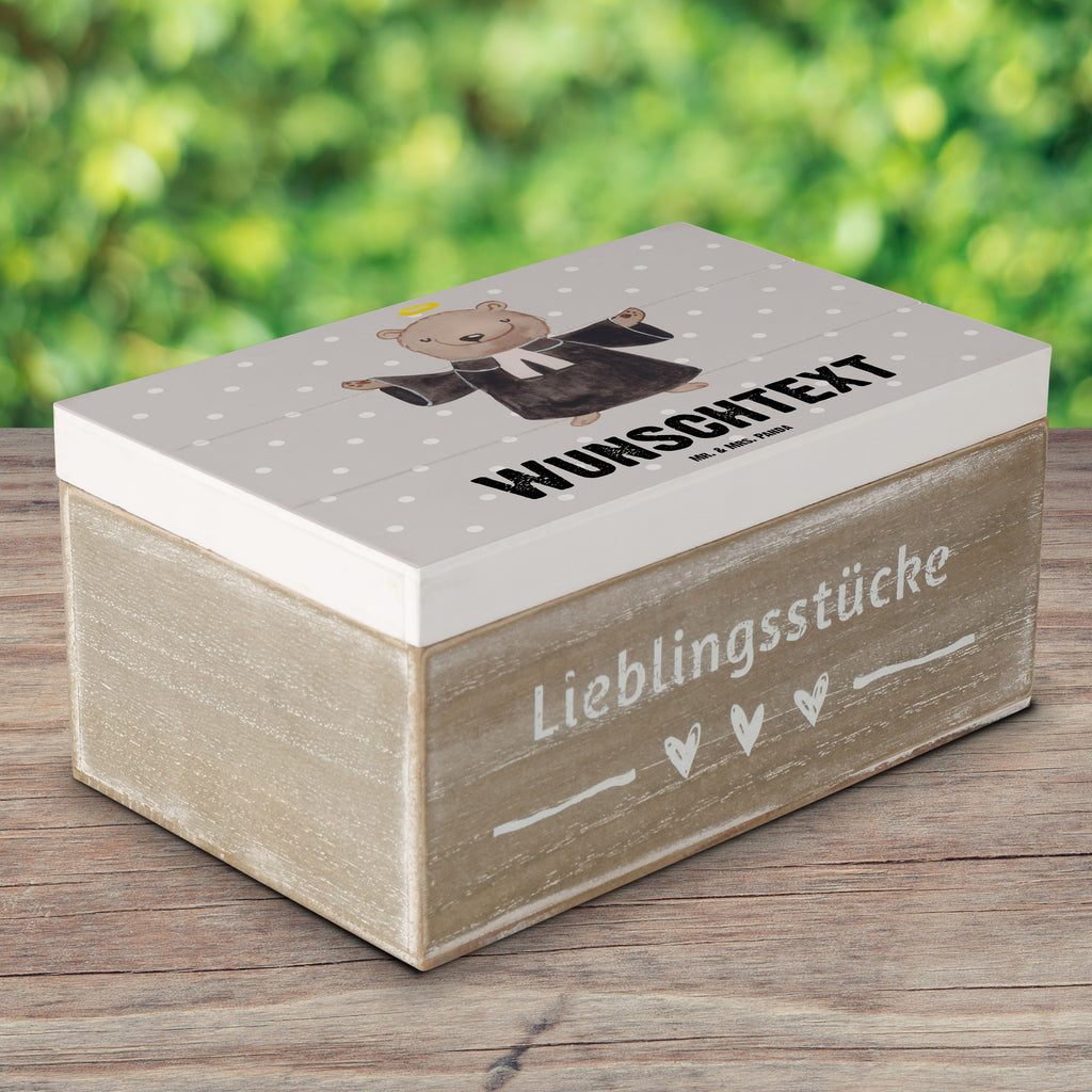 Personalisierte Holzkiste Pfarrer mit Herz Holzkiste mit Namen, Kiste mit Namen, Schatzkiste mit Namen, Truhe mit Namen, Schatulle mit Namen, Erinnerungsbox mit Namen, Erinnerungskiste, mit Namen, Dekokiste mit Namen, Aufbewahrungsbox mit Namen, Holzkiste Personalisiert, Kiste Personalisiert, Schatzkiste Personalisiert, Truhe Personalisiert, Schatulle Personalisiert, Erinnerungsbox Personalisiert, Erinnerungskiste Personalisiert, Dekokiste Personalisiert, Aufbewahrungsbox Personalisiert, Beruf, Ausbildung, Jubiläum, Abschied, Rente, Kollege, Kollegin, Geschenk, Schenken, Arbeitskollege, Mitarbeiter, Firma, Danke, Dankeschön, Pastor, Diener Gottes<br />Geistlicher, Pfarrer, Prediger<br />Priester, Theologe, Kirche