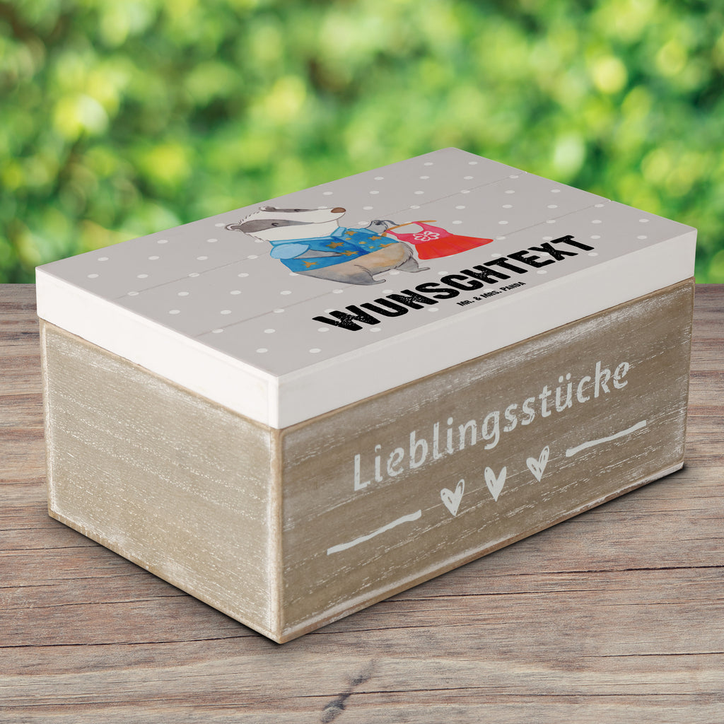 Personalisierte Holzkiste Modedesignerin mit Herz Holzkiste mit Namen, Kiste mit Namen, Schatzkiste mit Namen, Truhe mit Namen, Schatulle mit Namen, Erinnerungsbox mit Namen, Erinnerungskiste, mit Namen, Dekokiste mit Namen, Aufbewahrungsbox mit Namen, Holzkiste Personalisiert, Kiste Personalisiert, Schatzkiste Personalisiert, Truhe Personalisiert, Schatulle Personalisiert, Erinnerungsbox Personalisiert, Erinnerungskiste Personalisiert, Dekokiste Personalisiert, Aufbewahrungsbox Personalisiert, Beruf, Ausbildung, Jubiläum, Abschied, Rente, Kollege, Kollegin, Geschenk, Schenken, Arbeitskollege, Mitarbeiter, Firma, Danke, Dankeschön, Modedesignerin, Fashion Designerin, Modeschöpferin