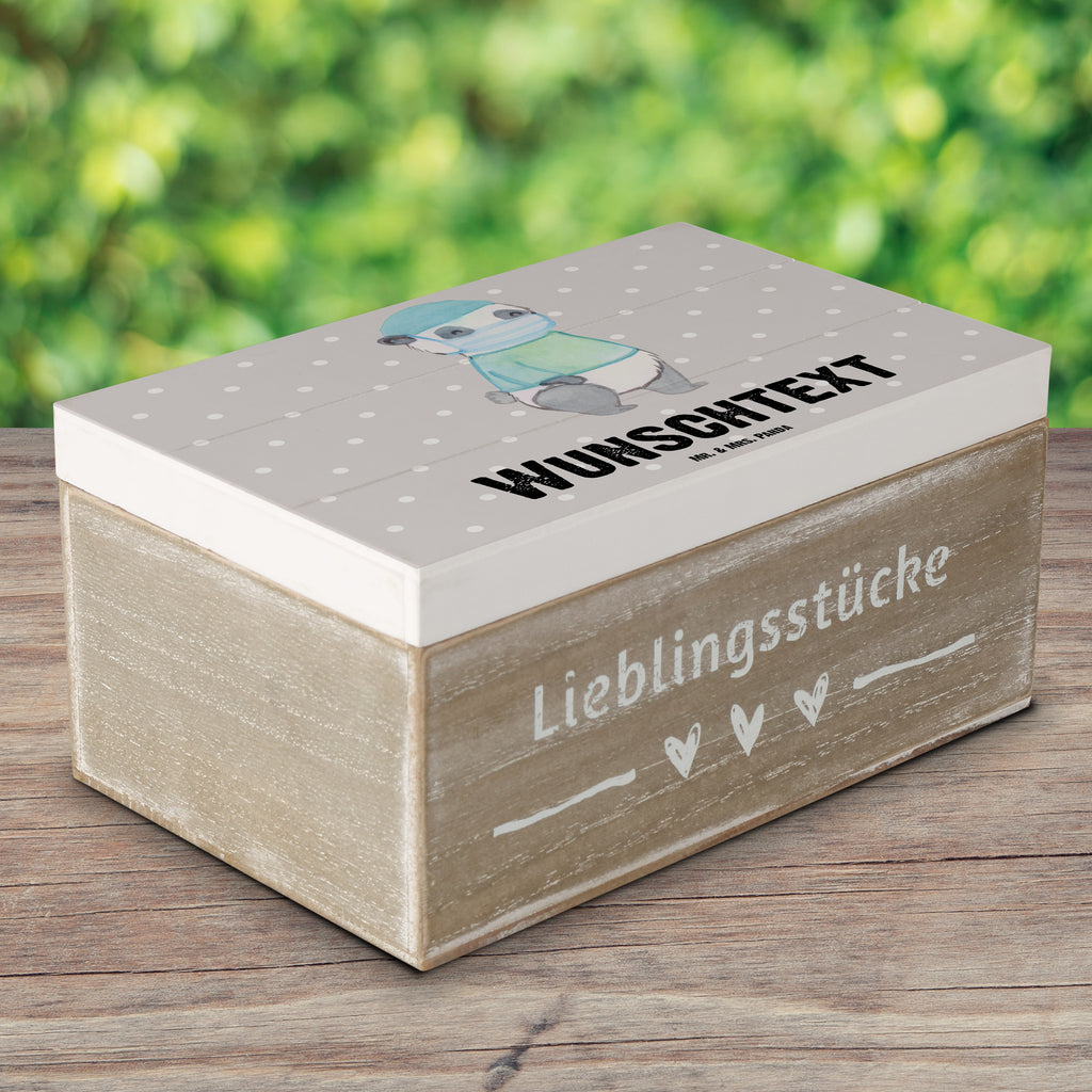 Personalisierte Holzkiste Chirurg mit Herz Holzkiste mit Namen, Kiste mit Namen, Schatzkiste mit Namen, Truhe mit Namen, Schatulle mit Namen, Erinnerungsbox mit Namen, Erinnerungskiste, mit Namen, Dekokiste mit Namen, Aufbewahrungsbox mit Namen, Holzkiste Personalisiert, Kiste Personalisiert, Schatzkiste Personalisiert, Truhe Personalisiert, Schatulle Personalisiert, Erinnerungsbox Personalisiert, Erinnerungskiste Personalisiert, Dekokiste Personalisiert, Aufbewahrungsbox Personalisiert, Beruf, Ausbildung, Jubiläum, Abschied, Rente, Kollege, Kollegin, Geschenk, Schenken, Arbeitskollege, Mitarbeiter, Firma, Danke, Dankeschön, Chirurg, Unfallchirurg, Notfallchirurg, Krankenhaus, Arzt, Mediziner