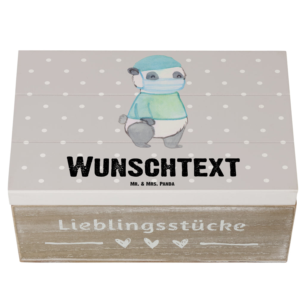 Personalisierte Holzkiste Chirurg mit Herz Holzkiste mit Namen, Kiste mit Namen, Schatzkiste mit Namen, Truhe mit Namen, Schatulle mit Namen, Erinnerungsbox mit Namen, Erinnerungskiste, mit Namen, Dekokiste mit Namen, Aufbewahrungsbox mit Namen, Holzkiste Personalisiert, Kiste Personalisiert, Schatzkiste Personalisiert, Truhe Personalisiert, Schatulle Personalisiert, Erinnerungsbox Personalisiert, Erinnerungskiste Personalisiert, Dekokiste Personalisiert, Aufbewahrungsbox Personalisiert, Beruf, Ausbildung, Jubiläum, Abschied, Rente, Kollege, Kollegin, Geschenk, Schenken, Arbeitskollege, Mitarbeiter, Firma, Danke, Dankeschön, Chirurg, Unfallchirurg, Notfallchirurg, Krankenhaus, Arzt, Mediziner