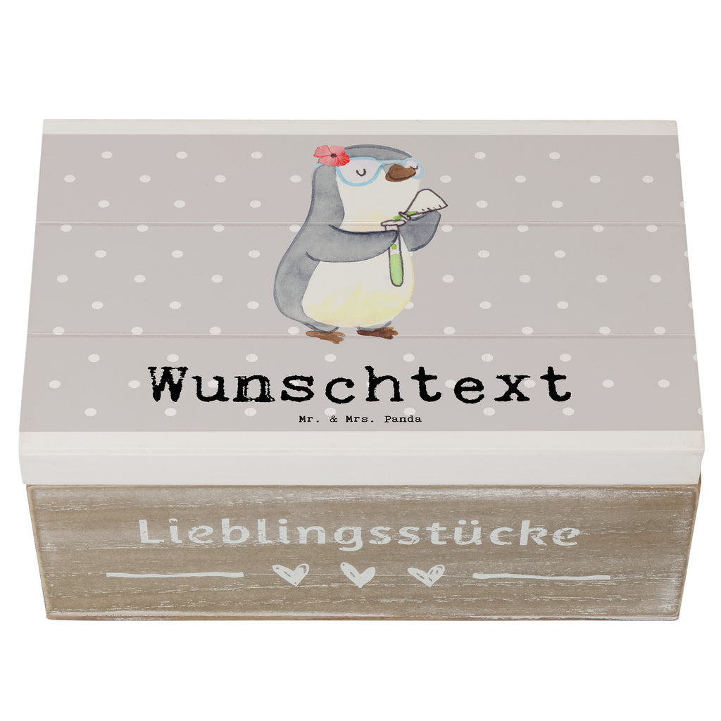 Personalisierte Holzkiste Chemikerin mit Herz Holzkiste mit Namen, Kiste mit Namen, Schatzkiste mit Namen, Truhe mit Namen, Schatulle mit Namen, Erinnerungsbox mit Namen, Erinnerungskiste, mit Namen, Dekokiste mit Namen, Aufbewahrungsbox mit Namen, Holzkiste Personalisiert, Kiste Personalisiert, Schatzkiste Personalisiert, Truhe Personalisiert, Schatulle Personalisiert, Erinnerungsbox Personalisiert, Erinnerungskiste Personalisiert, Dekokiste Personalisiert, Aufbewahrungsbox Personalisiert, Beruf, Ausbildung, Jubiläum, Abschied, Rente, Kollege, Kollegin, Geschenk, Schenken, Arbeitskollege, Mitarbeiter, Firma, Danke, Dankeschön, Chemikerin, Chemielaborantin, Naturwissenschaftlerin, Labor, Studium, Forschung, Wissenschaftlerin