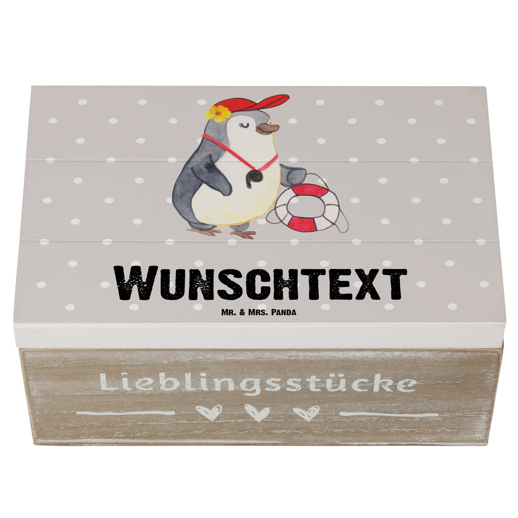 Personalisierte Holzkiste Bademeisterin mit Herz Holzkiste mit Namen, Kiste mit Namen, Schatzkiste mit Namen, Truhe mit Namen, Schatulle mit Namen, Erinnerungsbox mit Namen, Erinnerungskiste, mit Namen, Dekokiste mit Namen, Aufbewahrungsbox mit Namen, Holzkiste Personalisiert, Kiste Personalisiert, Schatzkiste Personalisiert, Truhe Personalisiert, Schatulle Personalisiert, Erinnerungsbox Personalisiert, Erinnerungskiste Personalisiert, Dekokiste Personalisiert, Aufbewahrungsbox Personalisiert, Beruf, Ausbildung, Jubiläum, Abschied, Rente, Kollege, Kollegin, Geschenk, Schenken, Arbeitskollege, Mitarbeiter, Firma, Danke, Dankeschön, Bademeisterin, Rettungsschwimmerin, Schwimmmeisterin, Schwimmbad, Freibad, Badeanstalt, Schwimmverein, Schwimmschule