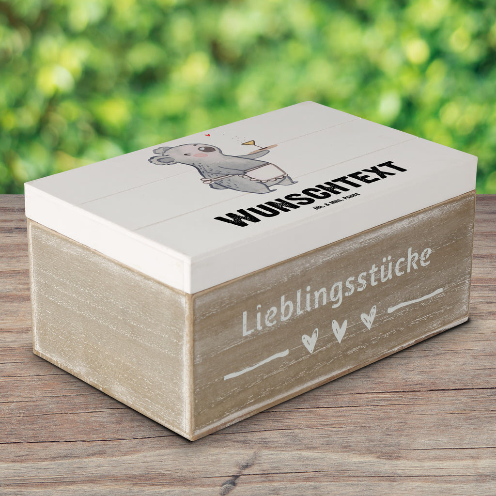 Personalisierte Holzkiste Gastwirtin mit Herz Holzkiste mit Namen, Kiste mit Namen, Schatzkiste mit Namen, Truhe mit Namen, Schatulle mit Namen, Erinnerungsbox mit Namen, Erinnerungskiste, mit Namen, Dekokiste mit Namen, Aufbewahrungsbox mit Namen, Holzkiste Personalisiert, Kiste Personalisiert, Schatzkiste Personalisiert, Truhe Personalisiert, Schatulle Personalisiert, Erinnerungsbox Personalisiert, Erinnerungskiste Personalisiert, Dekokiste Personalisiert, Aufbewahrungsbox Personalisiert, Beruf, Ausbildung, Jubiläum, Abschied, Rente, Kollege, Kollegin, Geschenk, Schenken, Arbeitskollege, Mitarbeiter, Firma, Danke, Dankeschön, Kneipenwirtin, Gastwirtin, Gaststätte, Kneipe, Eröffnung, Barkeeperin, Rum, Bar