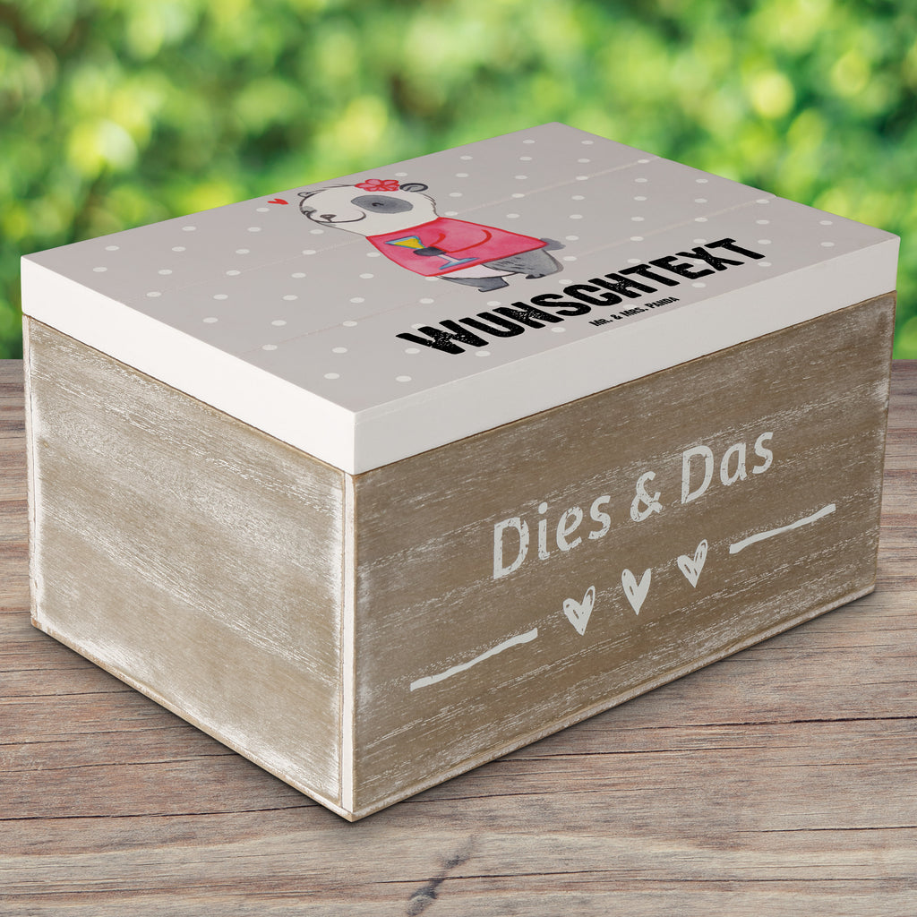 Personalisierte Holzkiste Panda Beste Schwiegertochter der Welt Holzkiste mit Namen, Kiste mit Namen, Schatzkiste mit Namen, Truhe mit Namen, Schatulle mit Namen, Erinnerungsbox mit Namen, Erinnerungskiste, mit Namen, Dekokiste mit Namen, Aufbewahrungsbox mit Namen, Holzkiste Personalisiert, Kiste Personalisiert, Schatzkiste Personalisiert, Truhe Personalisiert, Schatulle Personalisiert, Erinnerungsbox Personalisiert, Erinnerungskiste Personalisiert, Dekokiste Personalisiert, Aufbewahrungsbox Personalisiert, für, Dankeschön, Geschenk, Schenken, Geburtstag, Geburtstagsgeschenk, Geschenkidee, Danke, Bedanken, Mitbringsel, Freude machen, Geschenktipp, Schwiegertochter, Tochter, Ehefrau des Sohns, Frau, angeheiratet, Hochzeit