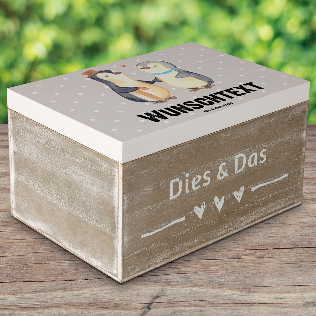 Personalisierte Holzkiste Pinguin Beste Urgroßeltern der Welt Holzkiste mit Namen, Kiste mit Namen, Schatzkiste mit Namen, Truhe mit Namen, Schatulle mit Namen, Erinnerungsbox mit Namen, Erinnerungskiste, mit Namen, Dekokiste mit Namen, Aufbewahrungsbox mit Namen, Holzkiste Personalisiert, Kiste Personalisiert, Schatzkiste Personalisiert, Truhe Personalisiert, Schatulle Personalisiert, Erinnerungsbox Personalisiert, Erinnerungskiste Personalisiert, Dekokiste Personalisiert, Aufbewahrungsbox Personalisiert, für, Dankeschön, Geschenk, Schenken, Geburtstag, Geburtstagsgeschenk, Geschenkidee, Danke, Bedanken, Mitbringsel, Freude machen, Geschenktipp, Urgroßeltern, Urgrosseltern, Uhrgroßeltern, Uhroma, Uhropa, Uropa, Ur, Uroma, Großeltern, Großmutter, Großvater, Opa, Omi, Oma, Opi. Großpapa, Großmama, Enkel, Enkelin, Enkelkind, Kleinigkeit, Omma, Ommi, Oppa, Oppi, Bester