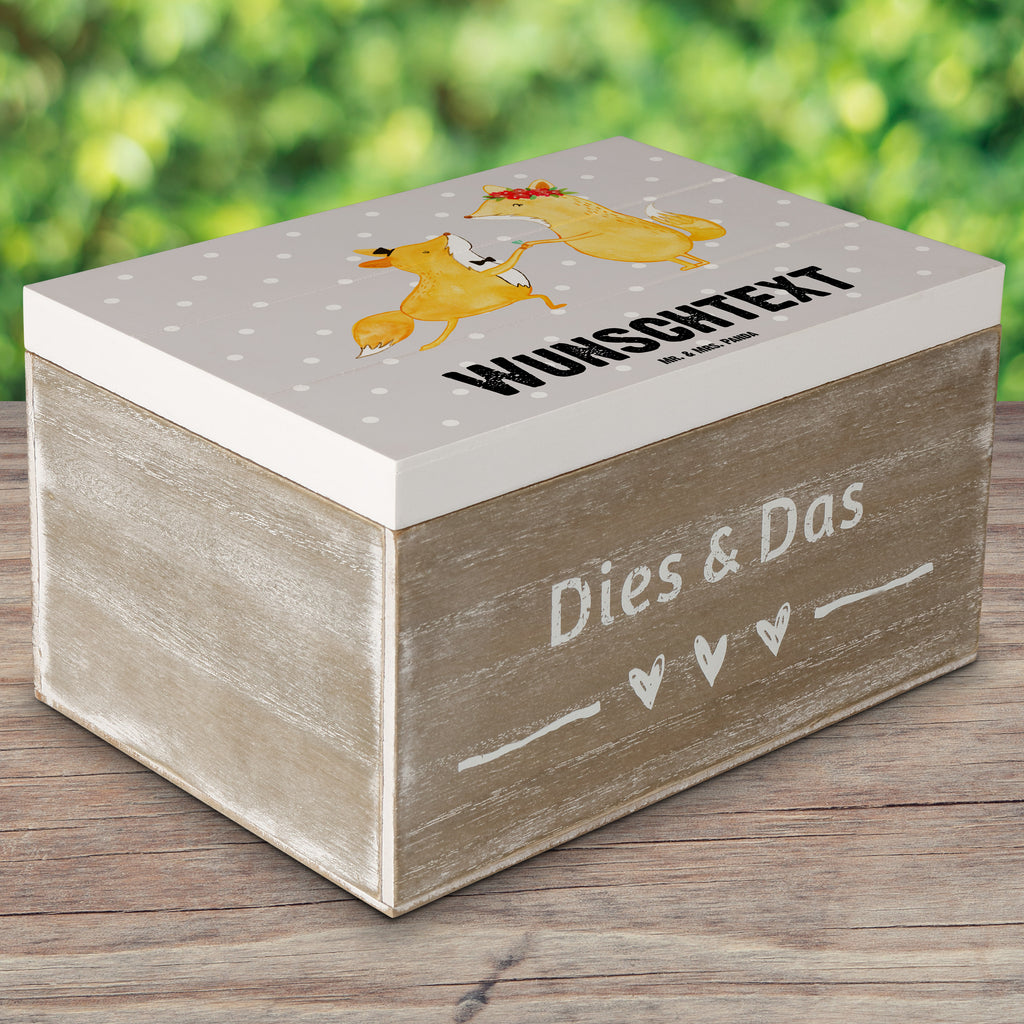 Personalisierte Holzkiste Fuchs Bester Verlobter der Welt Holzkiste mit Namen, Kiste mit Namen, Schatzkiste mit Namen, Truhe mit Namen, Schatulle mit Namen, Erinnerungsbox mit Namen, Erinnerungskiste, mit Namen, Dekokiste mit Namen, Aufbewahrungsbox mit Namen, Holzkiste Personalisiert, Kiste Personalisiert, Schatzkiste Personalisiert, Truhe Personalisiert, Schatulle Personalisiert, Erinnerungsbox Personalisiert, Erinnerungskiste Personalisiert, Dekokiste Personalisiert, Aufbewahrungsbox Personalisiert, für, Dankeschön, Geschenk, Schenken, Geburtstag, Geburtstagsgeschenk, Geschenkidee, Danke, Bedanken, Mitbringsel, Freude machen, Geschenktipp, Verlobter, Verloben, Verlobung, Traummann, Mann, Freund, Ehemann, Zukünftiger, Hochzeit, Ehe