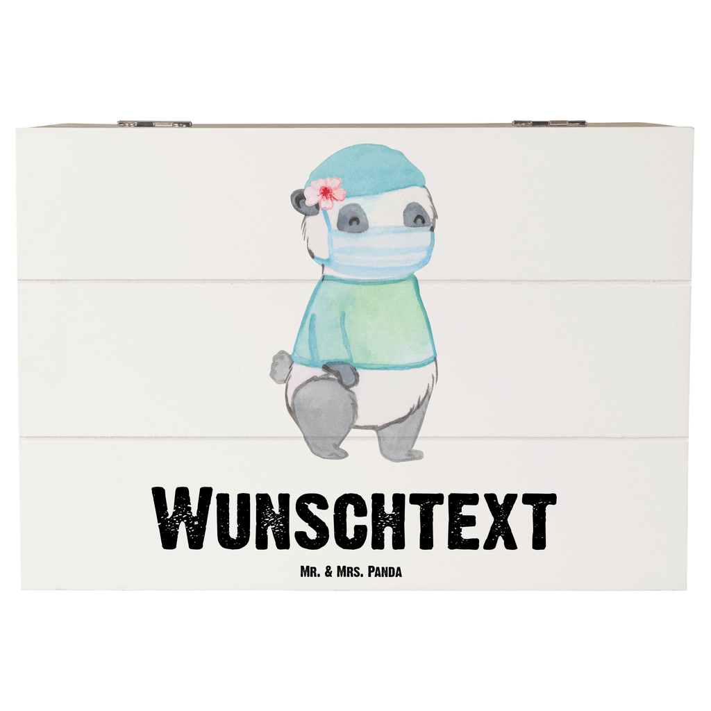 Personalisierte Holzkiste Chirurgin mit Herz Holzkiste mit Namen, Kiste mit Namen, Schatzkiste mit Namen, Truhe mit Namen, Schatulle mit Namen, Erinnerungsbox mit Namen, Erinnerungskiste, mit Namen, Dekokiste mit Namen, Aufbewahrungsbox mit Namen, Holzkiste Personalisiert, Kiste Personalisiert, Schatzkiste Personalisiert, Truhe Personalisiert, Schatulle Personalisiert, Erinnerungsbox Personalisiert, Erinnerungskiste Personalisiert, Dekokiste Personalisiert, Aufbewahrungsbox Personalisiert, Beruf, Ausbildung, Jubiläum, Abschied, Rente, Kollege, Kollegin, Geschenk, Schenken, Arbeitskollege, Mitarbeiter, Firma, Danke, Dankeschön, Chirurgin, Unfallchirurgini, Notfallchirurgin, Krankenhaus, Ärztin, Medizinerin