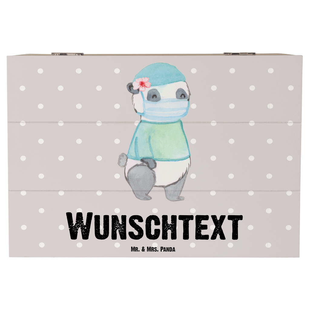 Personalisierte Holzkiste Chirurgin mit Herz Holzkiste mit Namen, Kiste mit Namen, Schatzkiste mit Namen, Truhe mit Namen, Schatulle mit Namen, Erinnerungsbox mit Namen, Erinnerungskiste, mit Namen, Dekokiste mit Namen, Aufbewahrungsbox mit Namen, Holzkiste Personalisiert, Kiste Personalisiert, Schatzkiste Personalisiert, Truhe Personalisiert, Schatulle Personalisiert, Erinnerungsbox Personalisiert, Erinnerungskiste Personalisiert, Dekokiste Personalisiert, Aufbewahrungsbox Personalisiert, Beruf, Ausbildung, Jubiläum, Abschied, Rente, Kollege, Kollegin, Geschenk, Schenken, Arbeitskollege, Mitarbeiter, Firma, Danke, Dankeschön, Chirurgin, Unfallchirurgini, Notfallchirurgin, Krankenhaus, Ärztin, Medizinerin