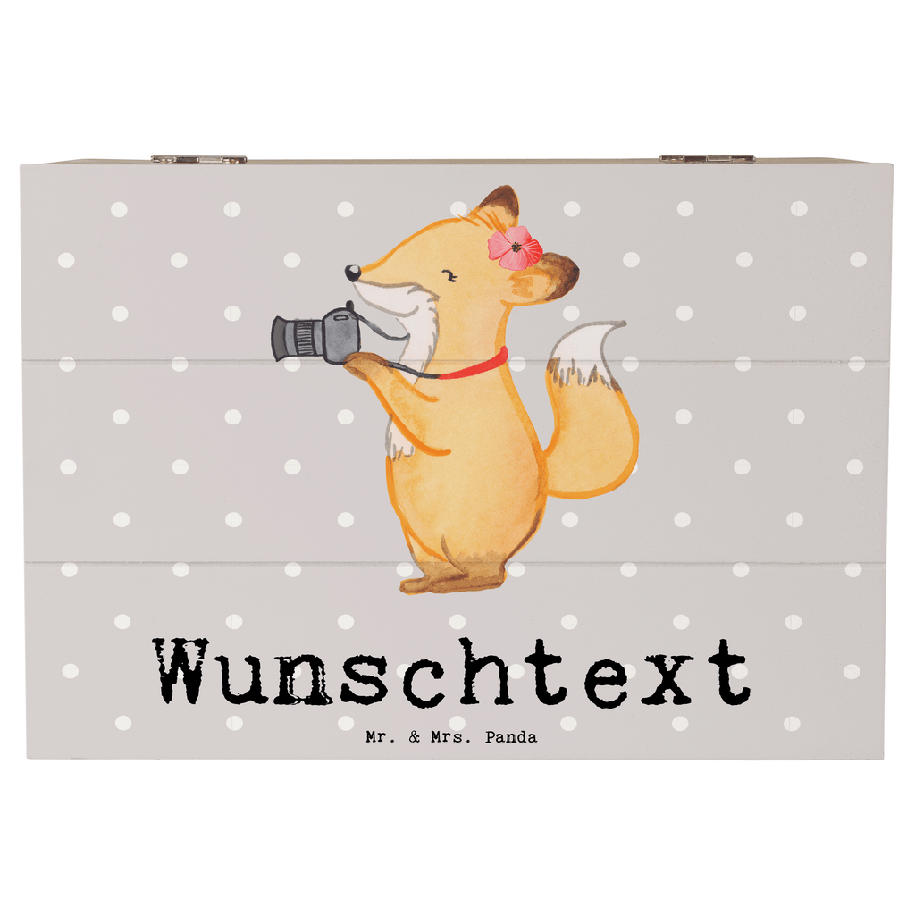Personalisierte Holzkiste Fotografin mit Herz Holzkiste mit Namen, Kiste mit Namen, Schatzkiste mit Namen, Truhe mit Namen, Schatulle mit Namen, Erinnerungsbox mit Namen, Erinnerungskiste, mit Namen, Dekokiste mit Namen, Aufbewahrungsbox mit Namen, Holzkiste Personalisiert, Kiste Personalisiert, Schatzkiste Personalisiert, Truhe Personalisiert, Schatulle Personalisiert, Erinnerungsbox Personalisiert, Erinnerungskiste Personalisiert, Dekokiste Personalisiert, Aufbewahrungsbox Personalisiert, Beruf, Ausbildung, Jubiläum, Abschied, Rente, Kollege, Kollegin, Geschenk, Schenken, Arbeitskollege, Mitarbeiter, Firma, Danke, Dankeschön, Fotografin, Fotoreporterin, Hobbyfotografin, Hochzeitsfotografin, Fotografie, Profi Fotografin