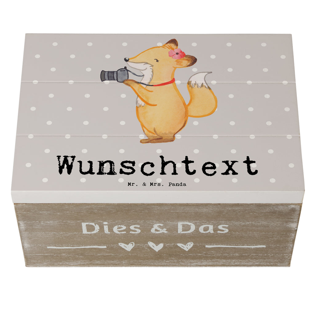 Personalisierte Holzkiste Fotografin mit Herz Holzkiste mit Namen, Kiste mit Namen, Schatzkiste mit Namen, Truhe mit Namen, Schatulle mit Namen, Erinnerungsbox mit Namen, Erinnerungskiste, mit Namen, Dekokiste mit Namen, Aufbewahrungsbox mit Namen, Holzkiste Personalisiert, Kiste Personalisiert, Schatzkiste Personalisiert, Truhe Personalisiert, Schatulle Personalisiert, Erinnerungsbox Personalisiert, Erinnerungskiste Personalisiert, Dekokiste Personalisiert, Aufbewahrungsbox Personalisiert, Beruf, Ausbildung, Jubiläum, Abschied, Rente, Kollege, Kollegin, Geschenk, Schenken, Arbeitskollege, Mitarbeiter, Firma, Danke, Dankeschön, Fotografin, Fotoreporterin, Hobbyfotografin, Hochzeitsfotografin, Fotografie, Profi Fotografin