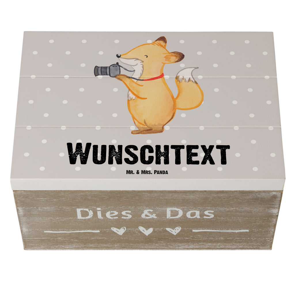 Personalisierte Holzkiste Fotograf mit Herz Holzkiste mit Namen, Kiste mit Namen, Schatzkiste mit Namen, Truhe mit Namen, Schatulle mit Namen, Erinnerungsbox mit Namen, Erinnerungskiste, mit Namen, Dekokiste mit Namen, Aufbewahrungsbox mit Namen, Holzkiste Personalisiert, Kiste Personalisiert, Schatzkiste Personalisiert, Truhe Personalisiert, Schatulle Personalisiert, Erinnerungsbox Personalisiert, Erinnerungskiste Personalisiert, Dekokiste Personalisiert, Aufbewahrungsbox Personalisiert, Beruf, Ausbildung, Jubiläum, Abschied, Rente, Kollege, Kollegin, Geschenk, Schenken, Arbeitskollege, Mitarbeiter, Firma, Danke, Dankeschön, Fotograf, Fotoreporter, Hobbyfotograf, Hochzeitsfotograf, Fotografie, Profi Fotograf