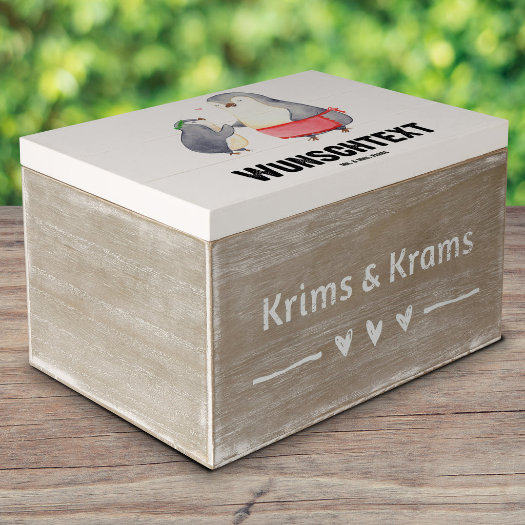Personalisierte Holzkiste Pinguin Beste Mami der Welt Holzkiste mit Namen, Kiste mit Namen, Schatzkiste mit Namen, Truhe mit Namen, Schatulle mit Namen, Erinnerungsbox mit Namen, Erinnerungskiste, mit Namen, Dekokiste mit Namen, Aufbewahrungsbox mit Namen, Holzkiste Personalisiert, Kiste Personalisiert, Schatzkiste Personalisiert, Truhe Personalisiert, Schatulle Personalisiert, Erinnerungsbox Personalisiert, Erinnerungskiste Personalisiert, Dekokiste Personalisiert, Aufbewahrungsbox Personalisiert, für, Dankeschön, Geschenk, Schenken, Geburtstag, Geburtstagsgeschenk, Geschenkidee, Danke, Bedanken, Mitbringsel, Freude machen, Geschenktipp, Mama, Mami, Mutter, Muttertag, Mutti, Ma, Tochter, Sohn, Beste Mama, Beste, Supermama
