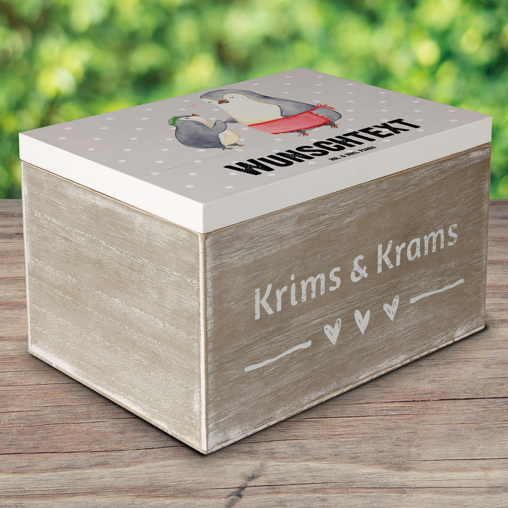 Personalisierte Holzkiste Pinguin Beste Mami der Welt Holzkiste mit Namen, Kiste mit Namen, Schatzkiste mit Namen, Truhe mit Namen, Schatulle mit Namen, Erinnerungsbox mit Namen, Erinnerungskiste, mit Namen, Dekokiste mit Namen, Aufbewahrungsbox mit Namen, Holzkiste Personalisiert, Kiste Personalisiert, Schatzkiste Personalisiert, Truhe Personalisiert, Schatulle Personalisiert, Erinnerungsbox Personalisiert, Erinnerungskiste Personalisiert, Dekokiste Personalisiert, Aufbewahrungsbox Personalisiert, für, Dankeschön, Geschenk, Schenken, Geburtstag, Geburtstagsgeschenk, Geschenkidee, Danke, Bedanken, Mitbringsel, Freude machen, Geschenktipp, Mama, Mami, Mutter, Muttertag, Mutti, Ma, Tochter, Sohn, Beste Mama, Beste, Supermama