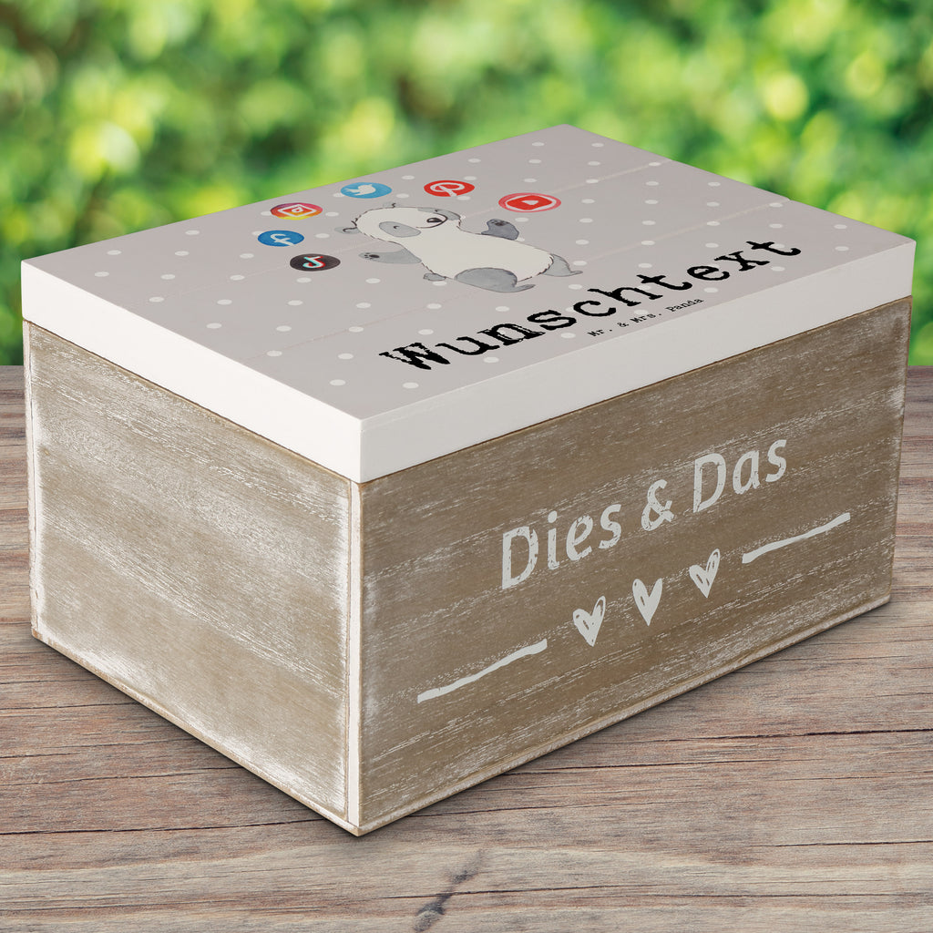 Personalisierte Holzkiste Paketzusteller mit Herz Holzkiste mit Namen, Kiste mit Namen, Schatzkiste mit Namen, Truhe mit Namen, Schatulle mit Namen, Erinnerungsbox mit Namen, Erinnerungskiste, mit Namen, Dekokiste mit Namen, Aufbewahrungsbox mit Namen, Holzkiste Personalisiert, Kiste Personalisiert, Schatzkiste Personalisiert, Truhe Personalisiert, Schatulle Personalisiert, Erinnerungsbox Personalisiert, Erinnerungskiste Personalisiert, Dekokiste Personalisiert, Aufbewahrungsbox Personalisiert, Beruf, Ausbildung, Jubiläum, Abschied, Rente, Kollege, Kollegin, Geschenk, Schenken, Arbeitskollege, Mitarbeiter, Firma, Danke, Dankeschön