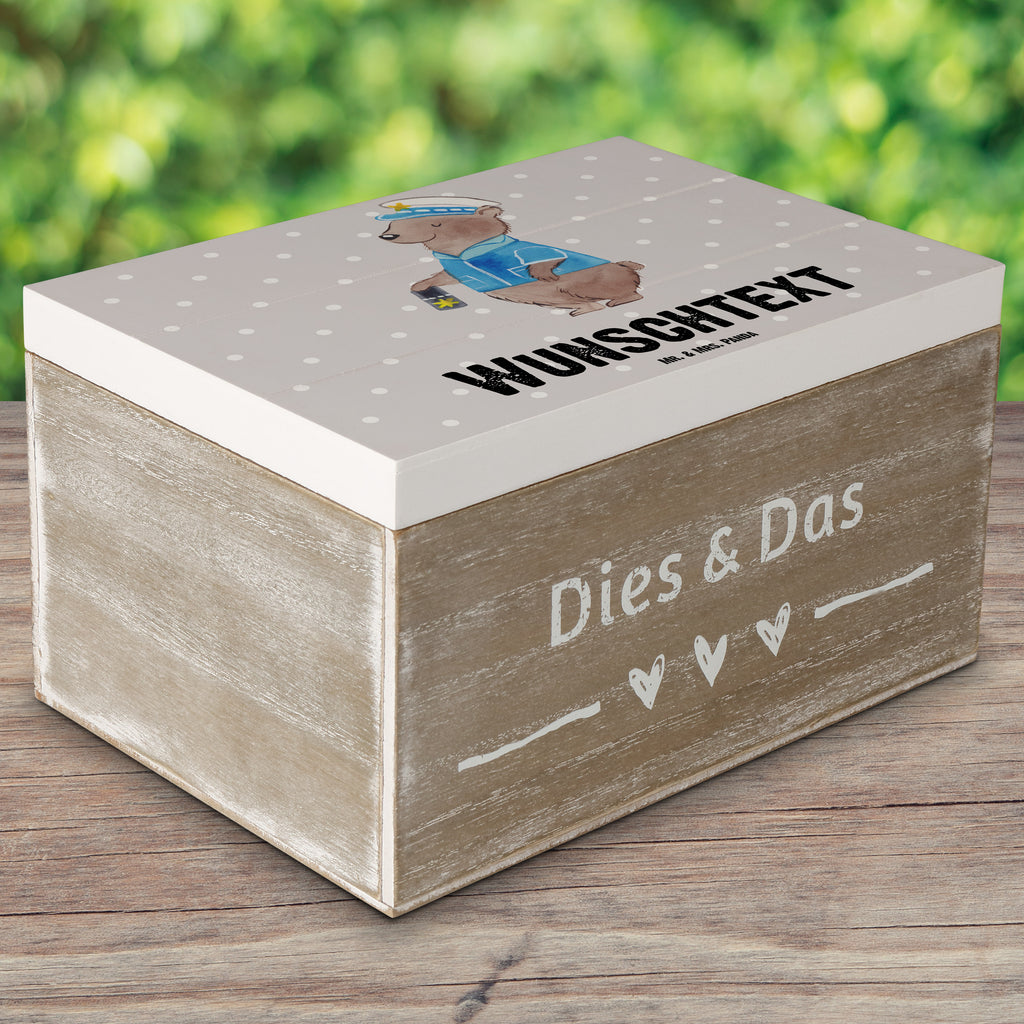 Personalisierte Holzkiste Polizist mit Herz Holzkiste mit Namen, Kiste mit Namen, Schatzkiste mit Namen, Truhe mit Namen, Schatulle mit Namen, Erinnerungsbox mit Namen, Erinnerungskiste, mit Namen, Dekokiste mit Namen, Aufbewahrungsbox mit Namen, Holzkiste Personalisiert, Kiste Personalisiert, Schatzkiste Personalisiert, Truhe Personalisiert, Schatulle Personalisiert, Erinnerungsbox Personalisiert, Erinnerungskiste Personalisiert, Dekokiste Personalisiert, Aufbewahrungsbox Personalisiert, Beruf, Ausbildung, Jubiläum, Abschied, Rente, Kollege, Kollegin, Geschenk, Schenken, Arbeitskollege, Mitarbeiter, Firma, Danke, Dankeschön, Polizist, Polizeibeamter, Wachmann, Cop, Polizei, Studium