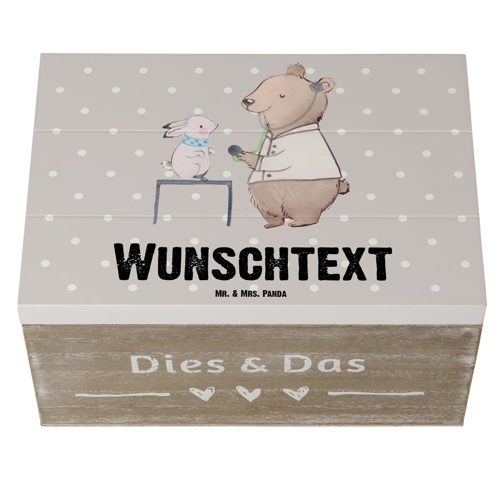 Personalisierte Holzkiste Tierarzt mit Herz Holzkiste mit Namen, Kiste mit Namen, Schatzkiste mit Namen, Truhe mit Namen, Schatulle mit Namen, Erinnerungsbox mit Namen, Erinnerungskiste, mit Namen, Dekokiste mit Namen, Aufbewahrungsbox mit Namen, Holzkiste Personalisiert, Kiste Personalisiert, Schatzkiste Personalisiert, Truhe Personalisiert, Schatulle Personalisiert, Erinnerungsbox Personalisiert, Erinnerungskiste Personalisiert, Dekokiste Personalisiert, Aufbewahrungsbox Personalisiert, Beruf, Ausbildung, Jubiläum, Abschied, Rente, Kollege, Kollegin, Geschenk, Schenken, Arbeitskollege, Mitarbeiter, Firma, Danke, Dankeschön