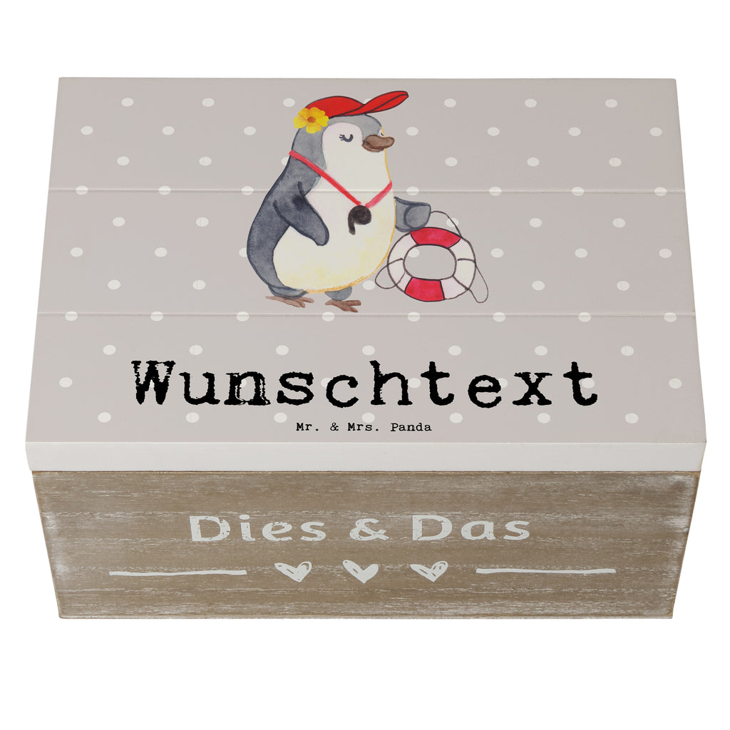 Personalisierte Holzkiste Bademeisterin mit Herz Holzkiste mit Namen, Kiste mit Namen, Schatzkiste mit Namen, Truhe mit Namen, Schatulle mit Namen, Erinnerungsbox mit Namen, Erinnerungskiste, mit Namen, Dekokiste mit Namen, Aufbewahrungsbox mit Namen, Holzkiste Personalisiert, Kiste Personalisiert, Schatzkiste Personalisiert, Truhe Personalisiert, Schatulle Personalisiert, Erinnerungsbox Personalisiert, Erinnerungskiste Personalisiert, Dekokiste Personalisiert, Aufbewahrungsbox Personalisiert, Beruf, Ausbildung, Jubiläum, Abschied, Rente, Kollege, Kollegin, Geschenk, Schenken, Arbeitskollege, Mitarbeiter, Firma, Danke, Dankeschön, Bademeisterin, Rettungsschwimmerin, Schwimmmeisterin, Schwimmbad, Freibad, Badeanstalt, Schwimmverein, Schwimmschule