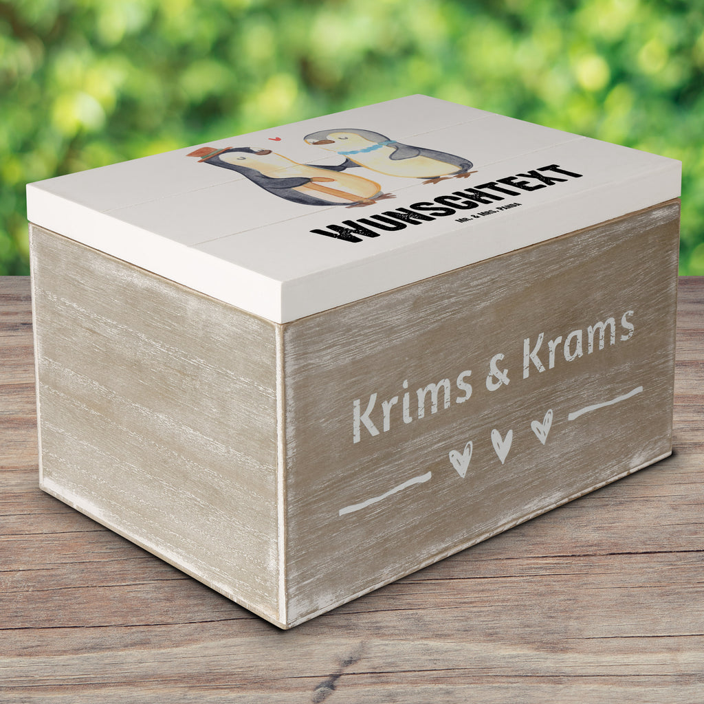 Personalisierte Holzkiste Pinguin Beste Großeltern der Welt Holzkiste mit Namen, Kiste mit Namen, Schatzkiste mit Namen, Truhe mit Namen, Schatulle mit Namen, Erinnerungsbox mit Namen, Erinnerungskiste, mit Namen, Dekokiste mit Namen, Aufbewahrungsbox mit Namen, Holzkiste Personalisiert, Kiste Personalisiert, Schatzkiste Personalisiert, Truhe Personalisiert, Schatulle Personalisiert, Erinnerungsbox Personalisiert, Erinnerungskiste Personalisiert, Dekokiste Personalisiert, Aufbewahrungsbox Personalisiert, für, Dankeschön, Geschenk, Schenken, Geburtstag, Geburtstagsgeschenk, Geschenkidee, Danke, Bedanken, Mitbringsel, Freude machen, Geschenktipp, Großeltern, Grosseltern, Großmutter, Großvater, Opa, Omi, Oma, Opi. Großpapa, Großmama, Enkel, Enkelin, Enkelkind, Kleinigkeit, Omma, Ommi, Oppa, Oppi, Bester