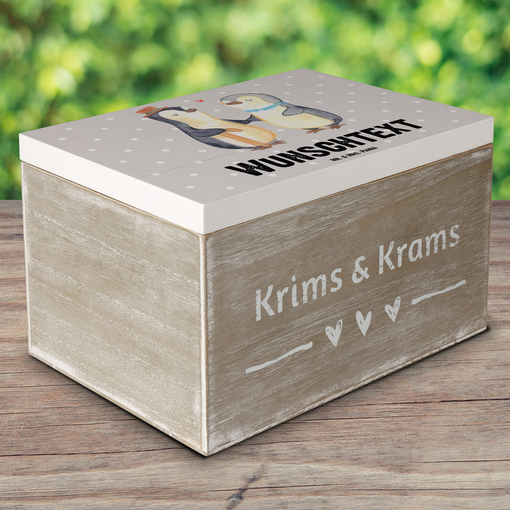 Personalisierte Holzkiste Pinguin Beste Großeltern der Welt Holzkiste mit Namen, Kiste mit Namen, Schatzkiste mit Namen, Truhe mit Namen, Schatulle mit Namen, Erinnerungsbox mit Namen, Erinnerungskiste, mit Namen, Dekokiste mit Namen, Aufbewahrungsbox mit Namen, Holzkiste Personalisiert, Kiste Personalisiert, Schatzkiste Personalisiert, Truhe Personalisiert, Schatulle Personalisiert, Erinnerungsbox Personalisiert, Erinnerungskiste Personalisiert, Dekokiste Personalisiert, Aufbewahrungsbox Personalisiert, für, Dankeschön, Geschenk, Schenken, Geburtstag, Geburtstagsgeschenk, Geschenkidee, Danke, Bedanken, Mitbringsel, Freude machen, Geschenktipp, Großeltern, Grosseltern, Großmutter, Großvater, Opa, Omi, Oma, Opi. Großpapa, Großmama, Enkel, Enkelin, Enkelkind, Kleinigkeit, Omma, Ommi, Oppa, Oppi, Bester